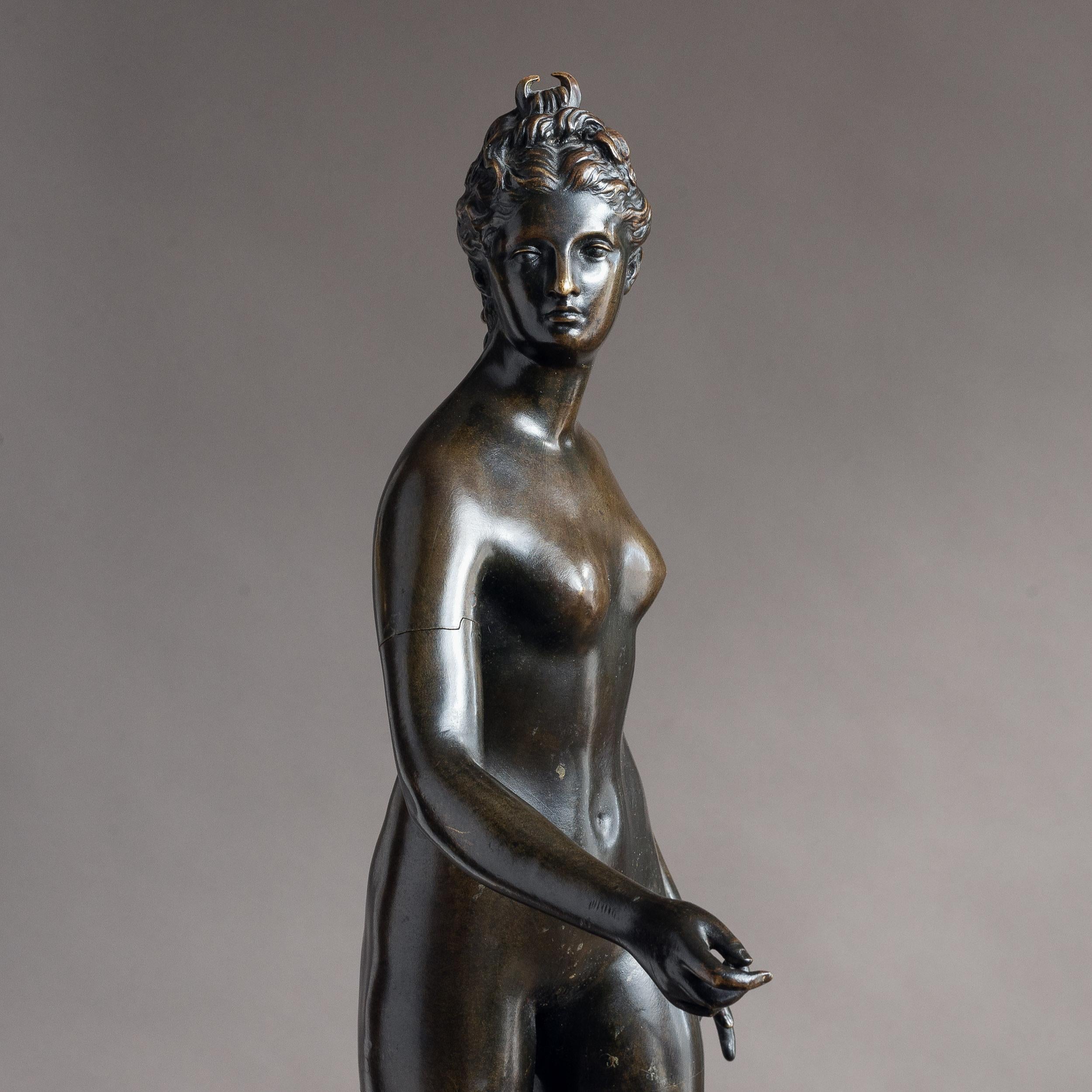 Romain classique Modèle en bronze de Diane chasseresse en vente