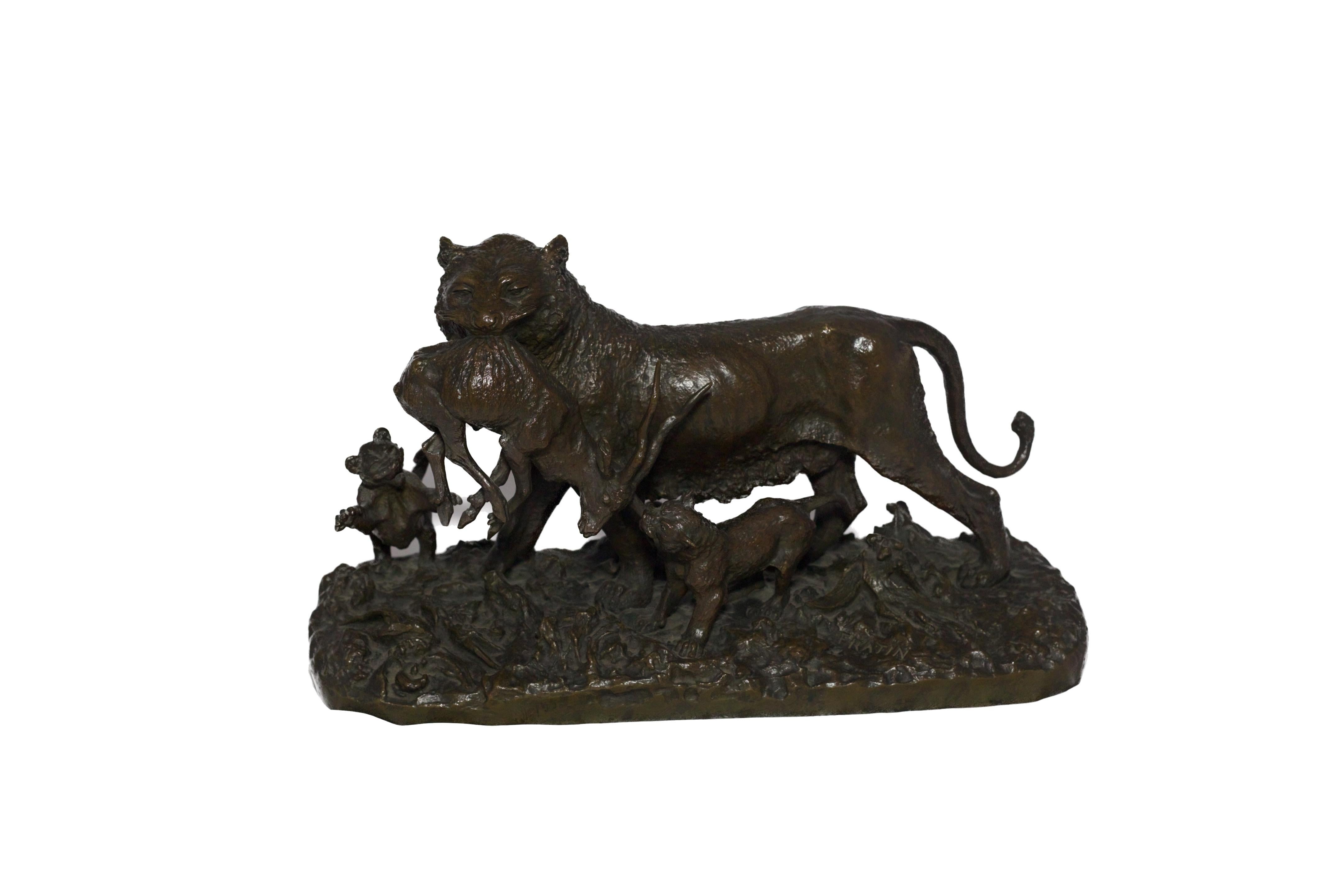 Questa bella e potente scultura in bronzo, Lioness Carrying an Antelope, è un'opera del famoso scultore francese Christophe Fratin (1801-1864). Fuso a sabbia nel 1880 circa, questo pezzo sorprendente mostra lo stile caratteristico di Fratin: