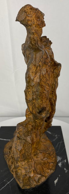 Escultura figurativa modernista de bronce de Mercè Riba