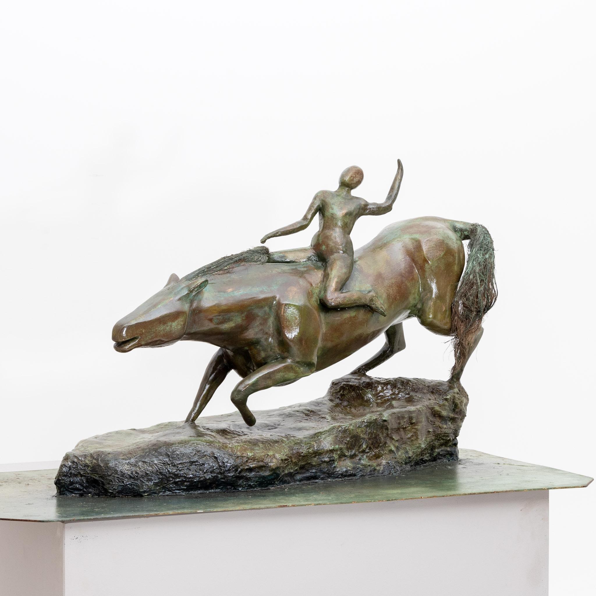 Bronzene modernistische Gipsskulptur eines Reiters mit Pferd, wahrscheinlich Frankreich Mitte des 20. Jahrhunderts. Das Gipsmodell hat eine Metallplatte als Sockel.