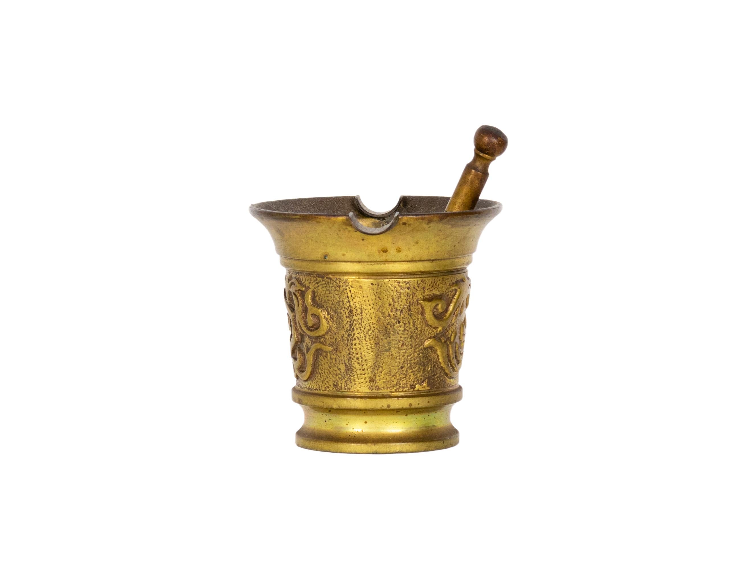 Set di mortaio e pestello in bronzo massiccio del XX secolo, caratterizzato da una decorazione a volute in rilievo e dall'emblema farmaceutico 