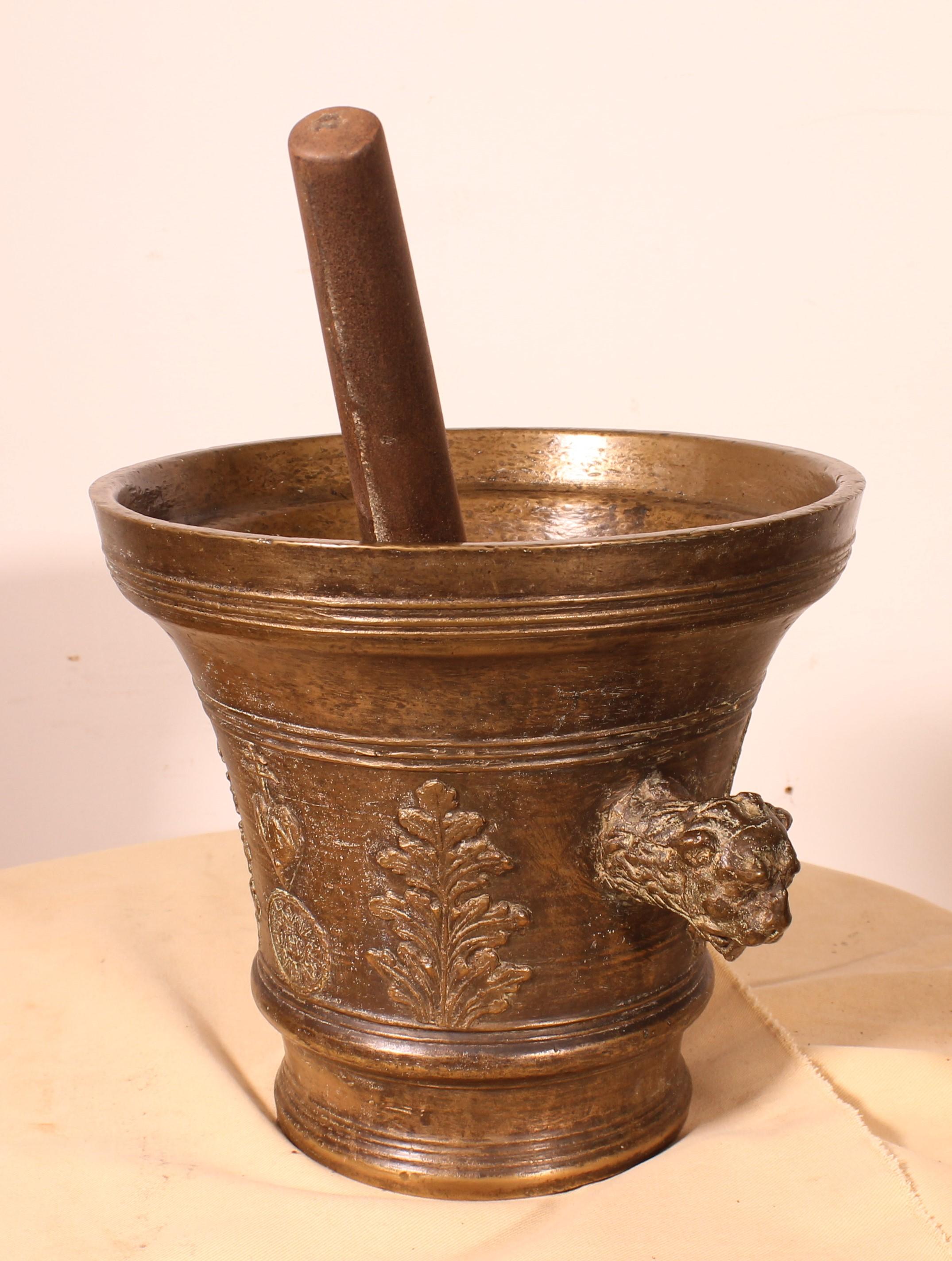 Mortaio di bronzo - Italia - XVI secolo in vendita 3