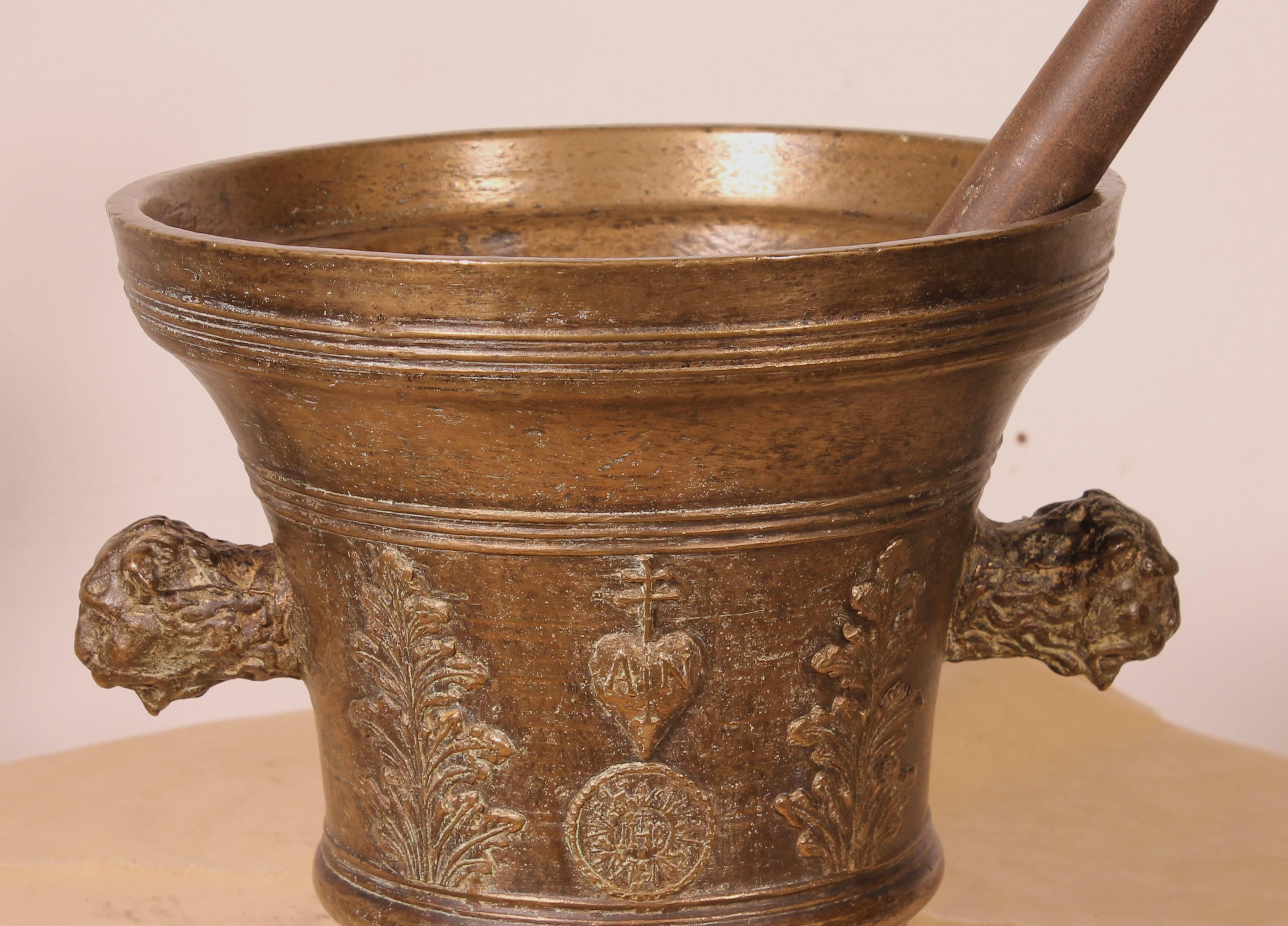 Superbo mortaio rinascimentale italiano in bronzo con pestello - XVI secolo

Modello molto bello con AN al centro sormontato da una croce in basso.
Il mortaio è decorato con diverse foglie e con un fleur-de-lis.
Due maniglie a forma di teste di