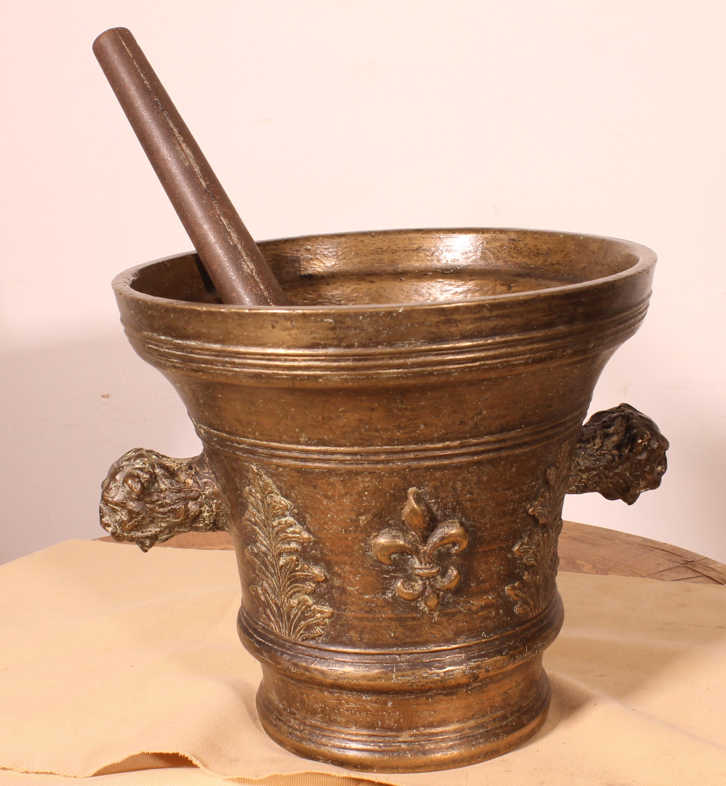 Mortaio di bronzo - Italia - XVI secolo in vendita 1