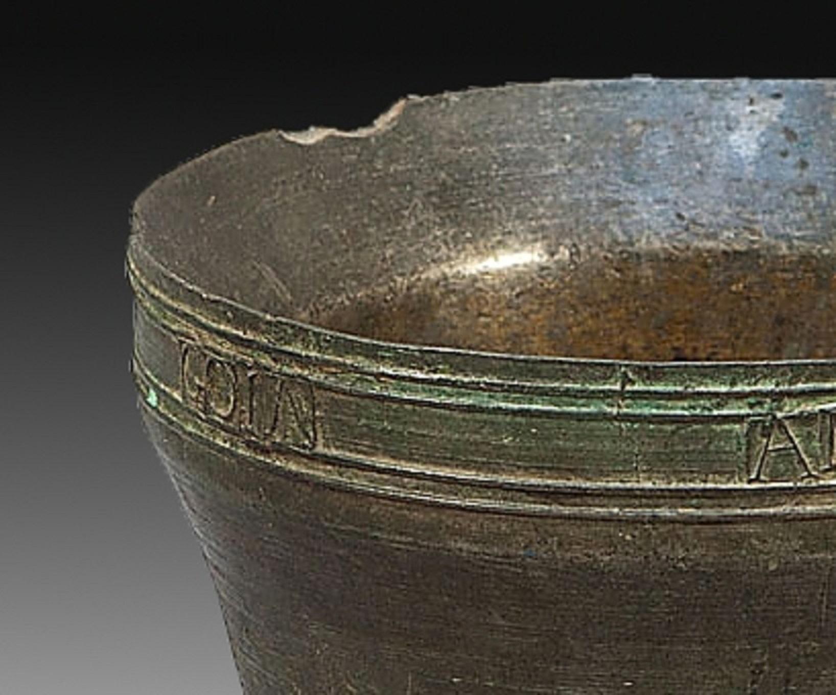 Mortar with inscription. Bronze. Spain, 1846.
Mortar made of bronze with flared mouth and truncated cone body developed without discontinuity and decreasing in diameter to the base. The piece presents an inscription (