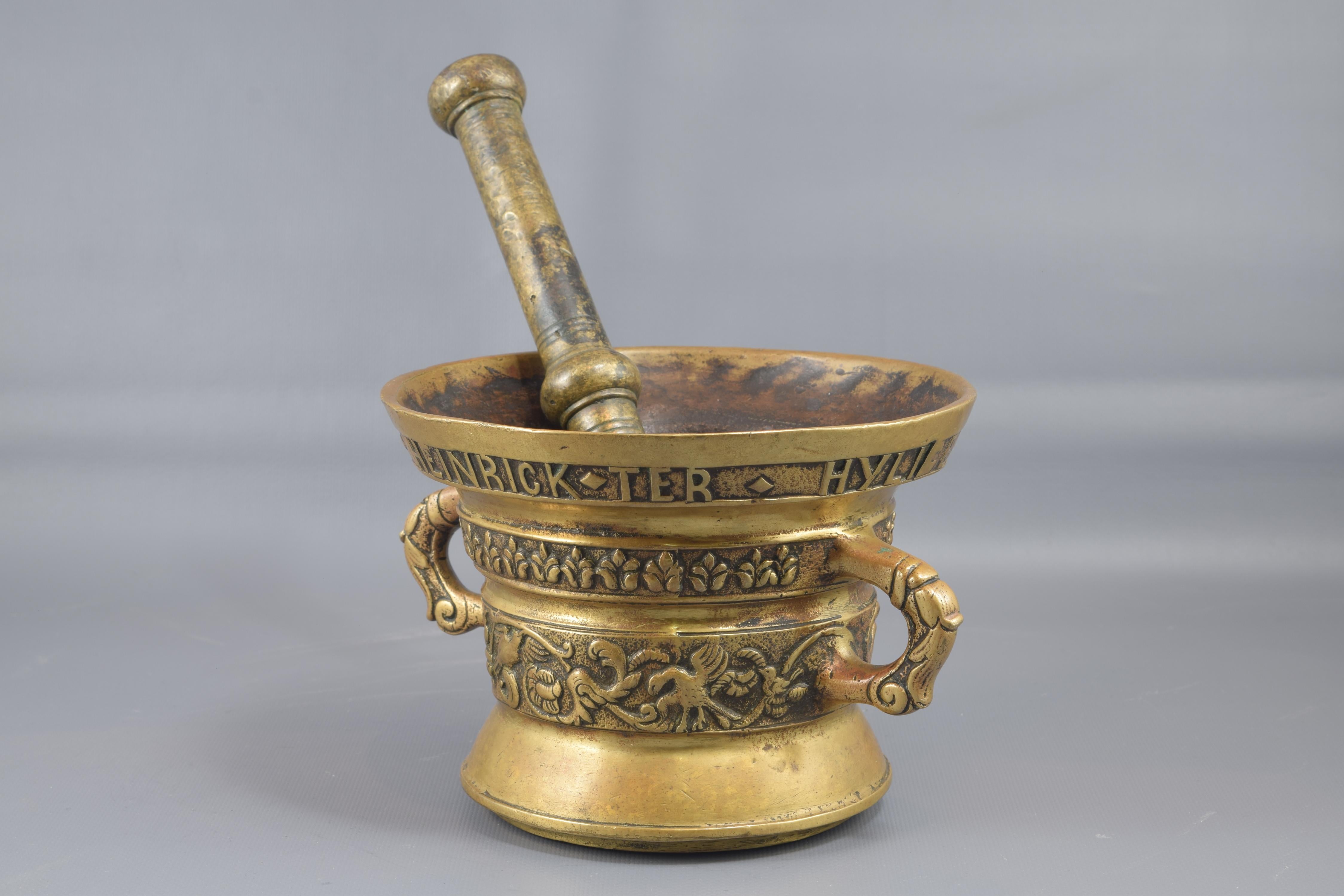 Bronze Mortar with Pestle, 20th Century, after Baroque Models In Good Condition In Madrid, ES