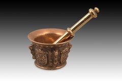 Bronze mortar with pestle. Spain, 17th century.