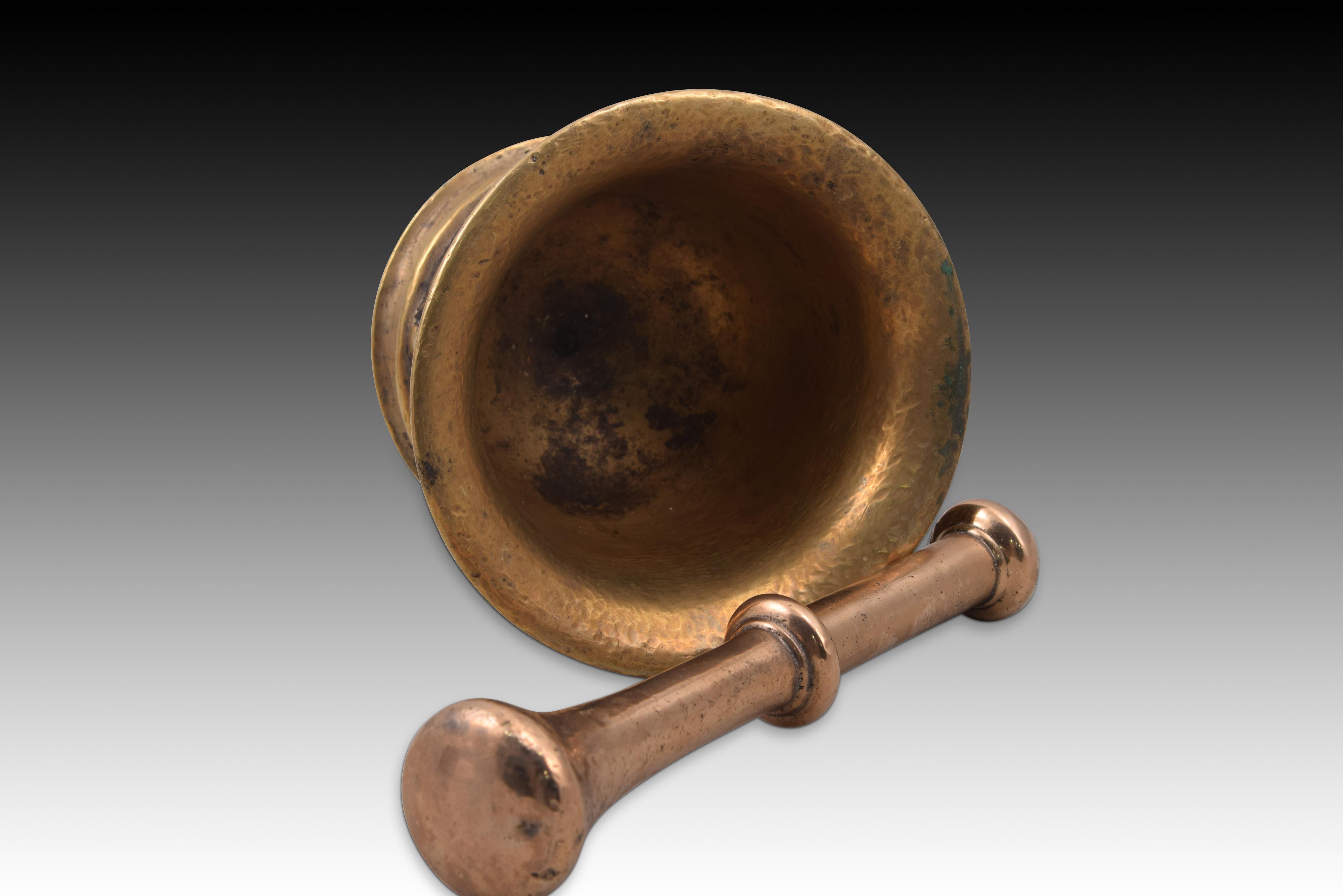 Bronze Mortar with Pestle, Spain, 17th Century In Fair Condition For Sale In Madrid, ES