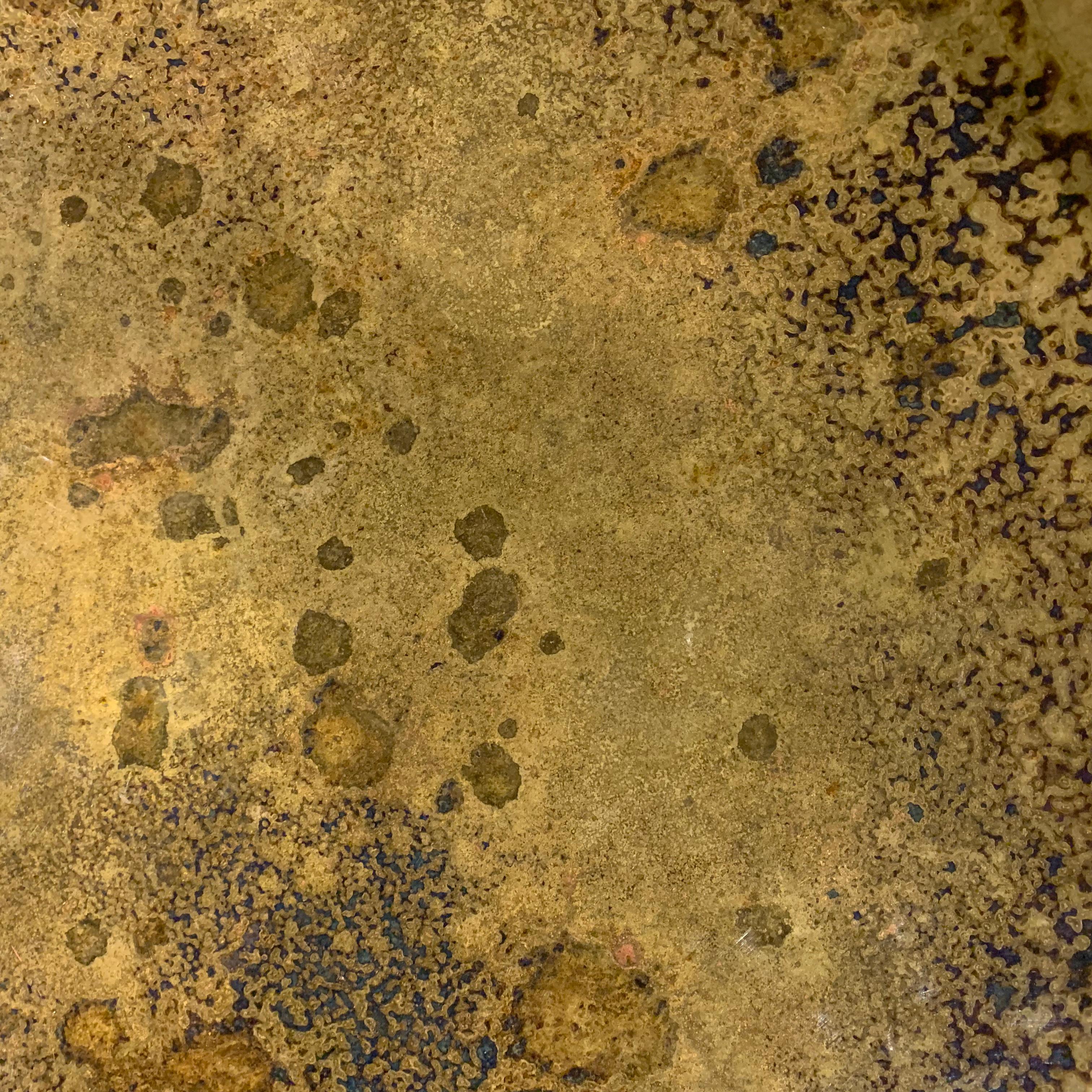 Table d'appoint ronde indienne contemporaine dont la base et le plateau sont décorés de motifs or/bronze marbrés.



