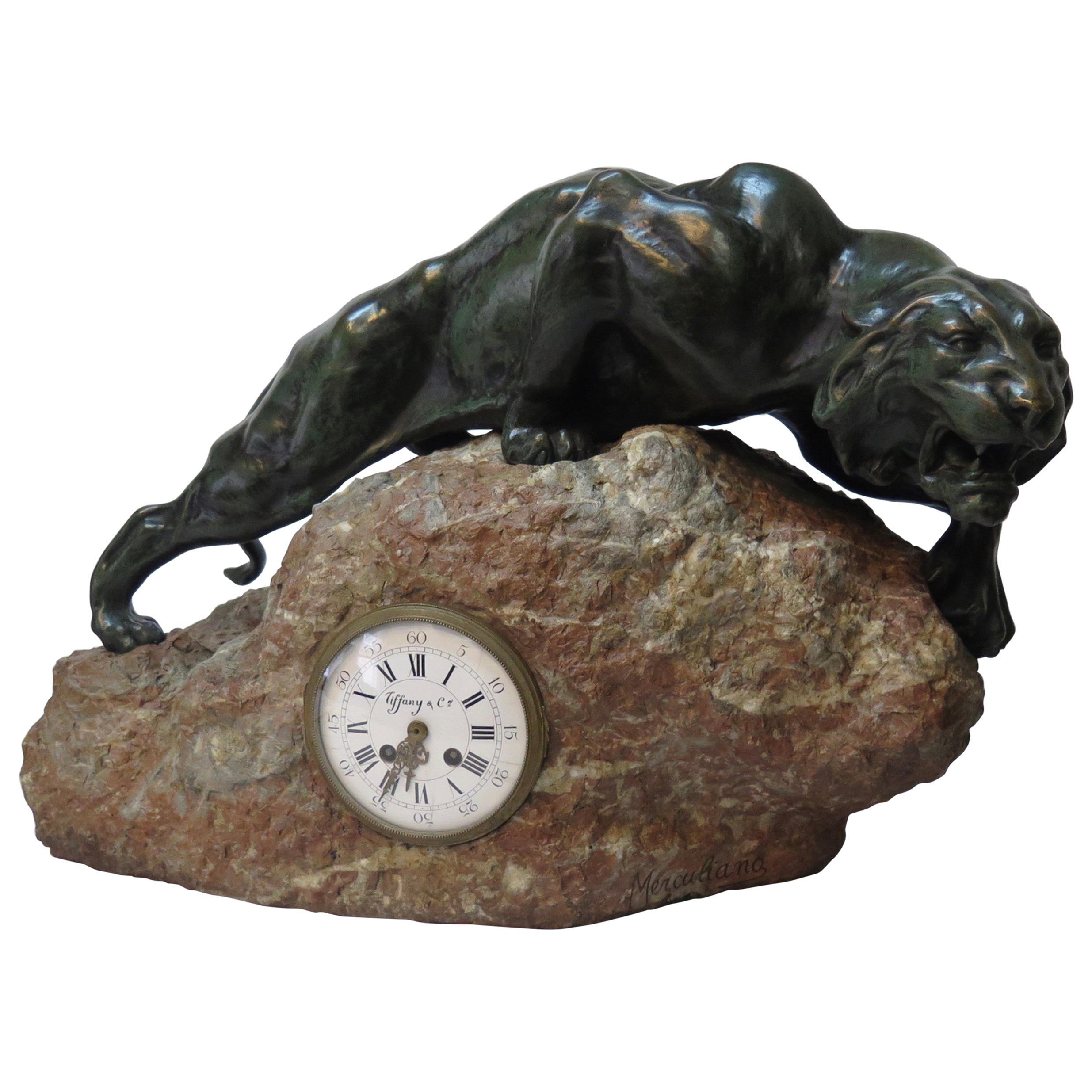 Lion de montagne en bronze avec Tiffany & Co. Horloge