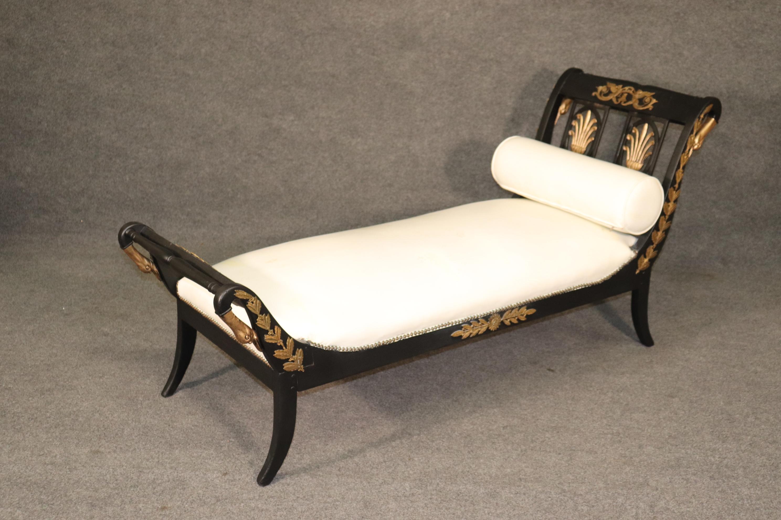 Bronze Mounted 1900s era Gilded Swan and Anthemia French Empire Daybed Chaise  In Good Condition In Swedesboro, NJ
