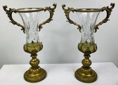 Paire de vases ou urnes à deux poignées en verre taillé et montés sur bronze