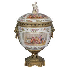 Centro de mesa con cubierta de porcelana de Berlín montado en bronce, hacia 1875