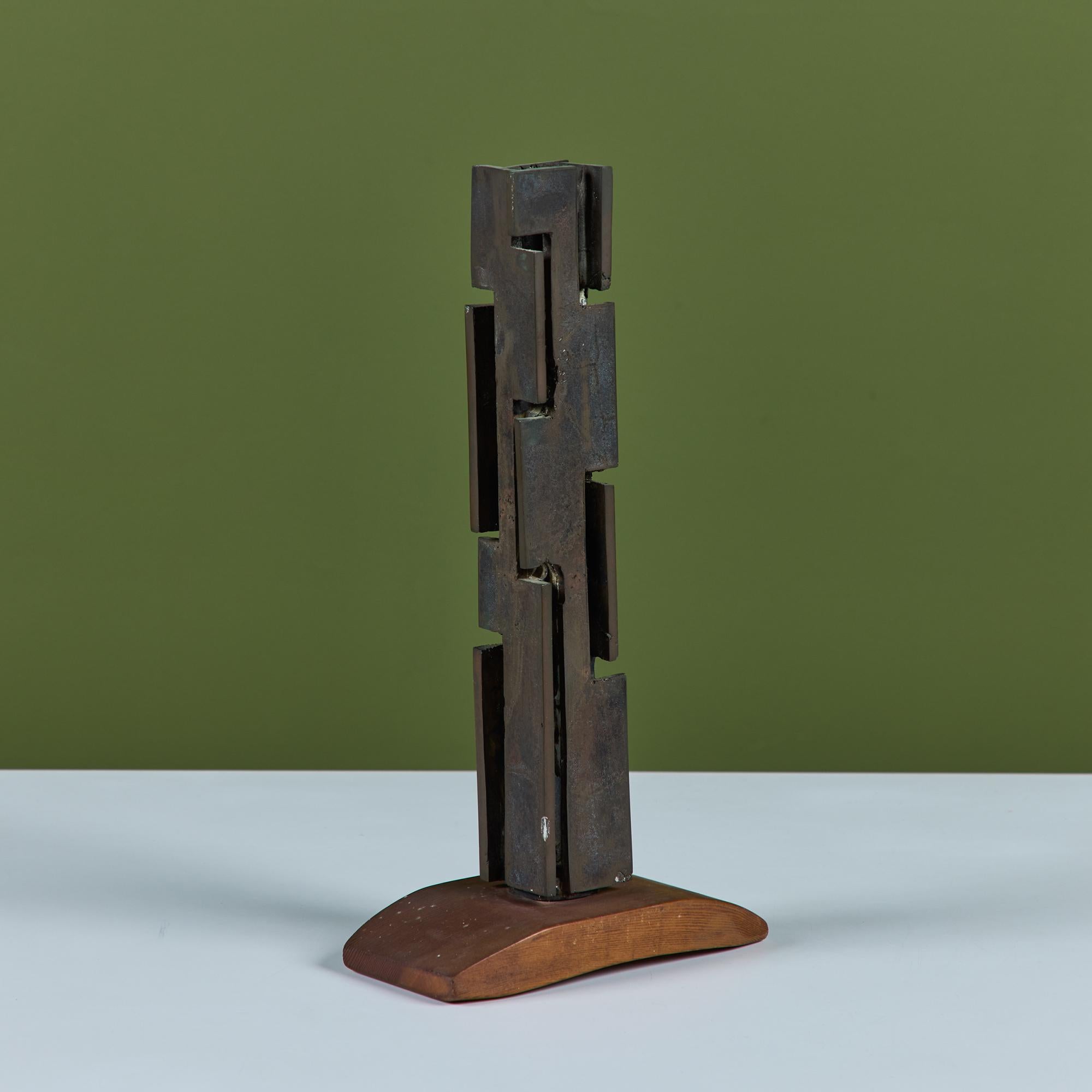 Scultura astratta montata in bronzo. La scultura presenta una stretta scultura in bronzo ad incastro su una base di abete Douglas.

Dimensioni
6,75
