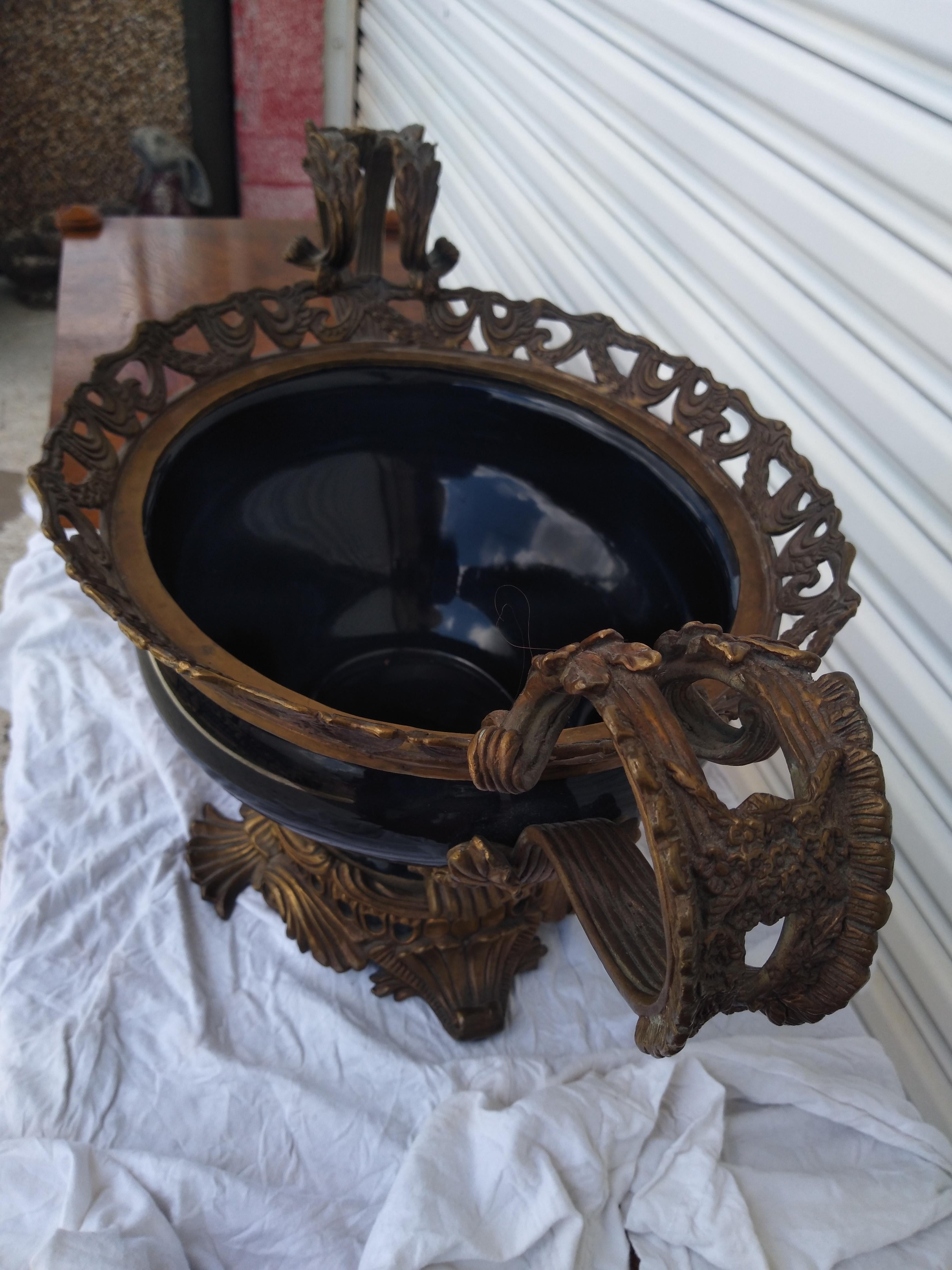 Centre de table en porcelaine de Castellan monté sur bronze Bon état - En vente à Pasadena, TX