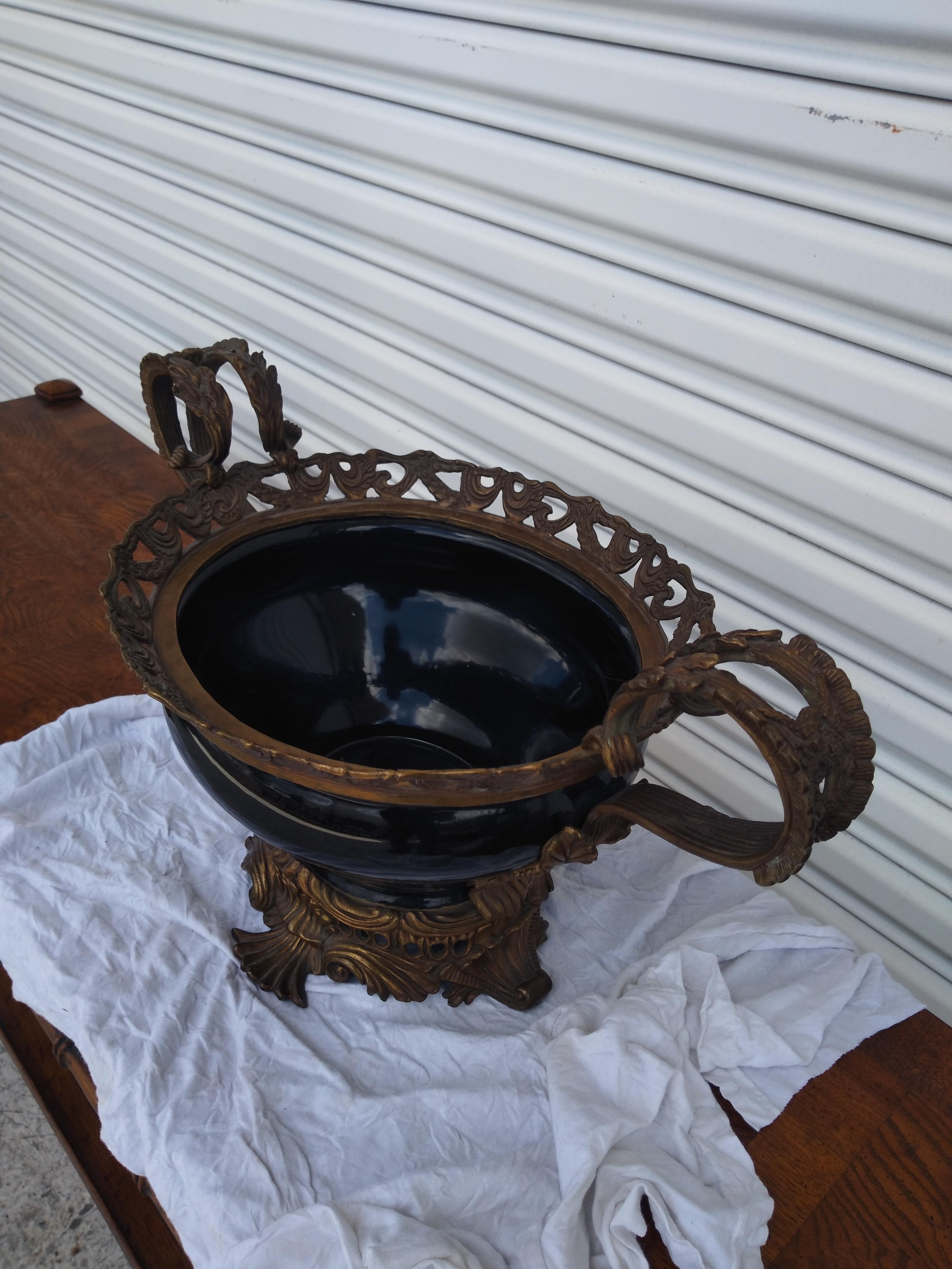 20ième siècle Centre de table en porcelaine de Castellan monté sur bronze en vente