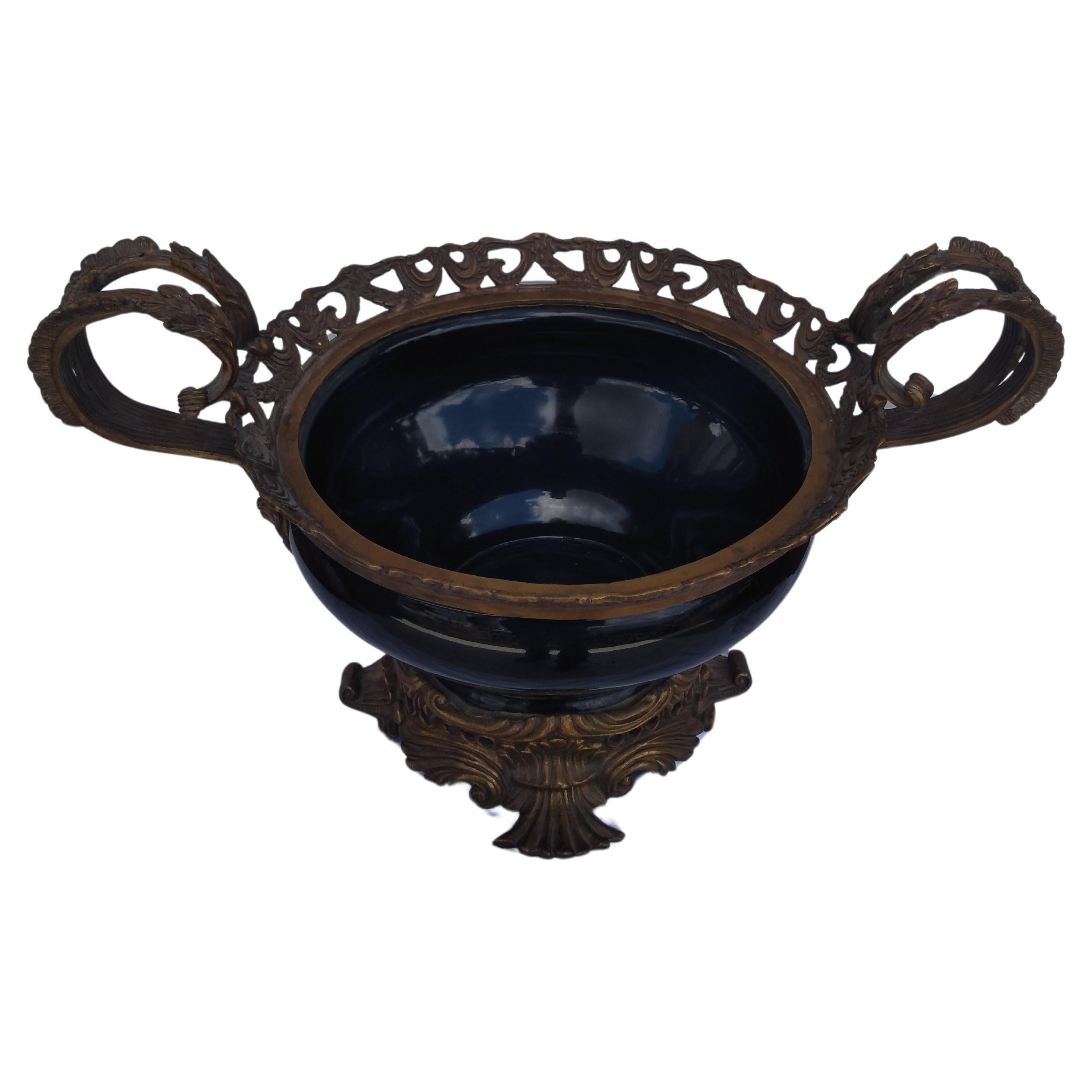 Centre de table en porcelaine de Castellan monté sur bronze en vente