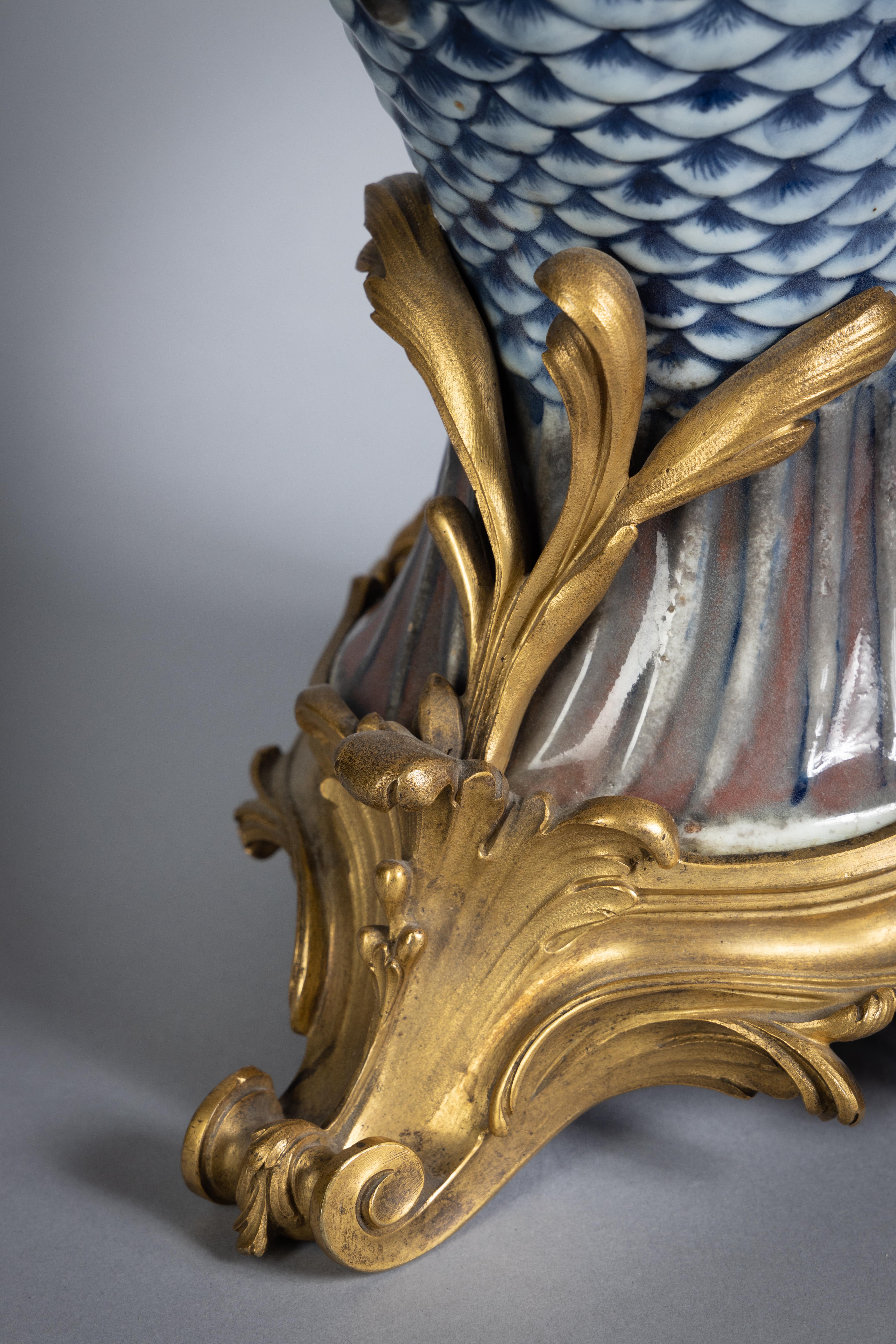 Vase « Double-Fish » en porcelaine de Chine monté sur bronze, vers 1840 Bon état - En vente à New York, NY