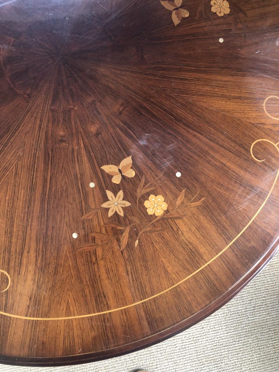 Runder, niedriger Tisch mit Bronzebeschlägen, von Jules Leleu im Angebot 2