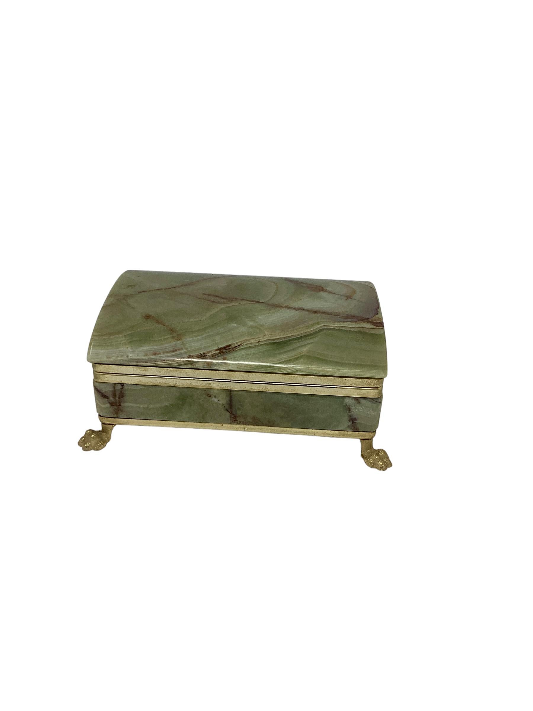 Boîte en onyx vert avec pieds en patte d'oie, montée sur bronze et à couvercle en dôme 