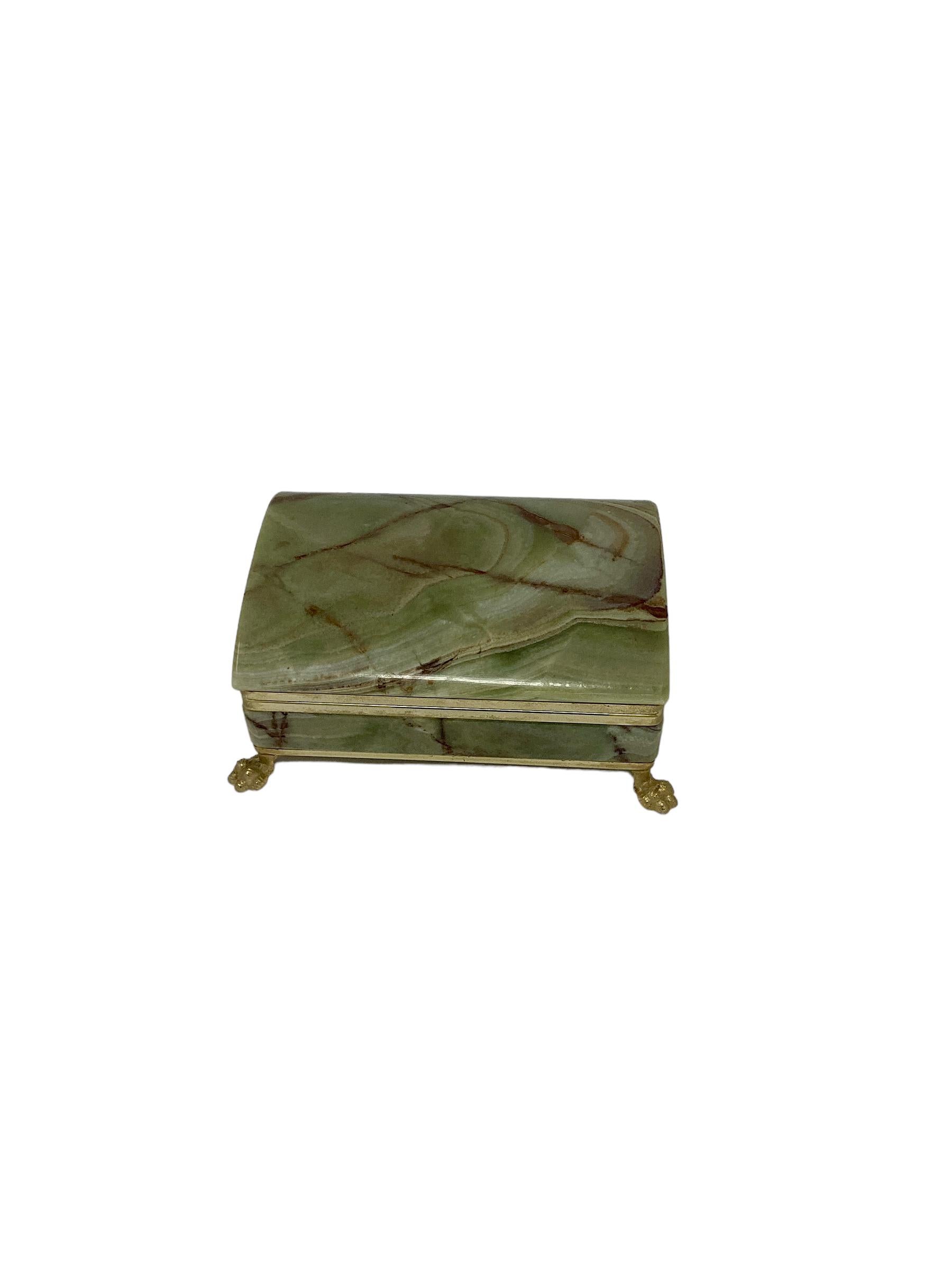 italien Boîte en onyx vert à couvercle en forme de dôme, montée sur bronze, avec pieds en forme de pattes  en vente