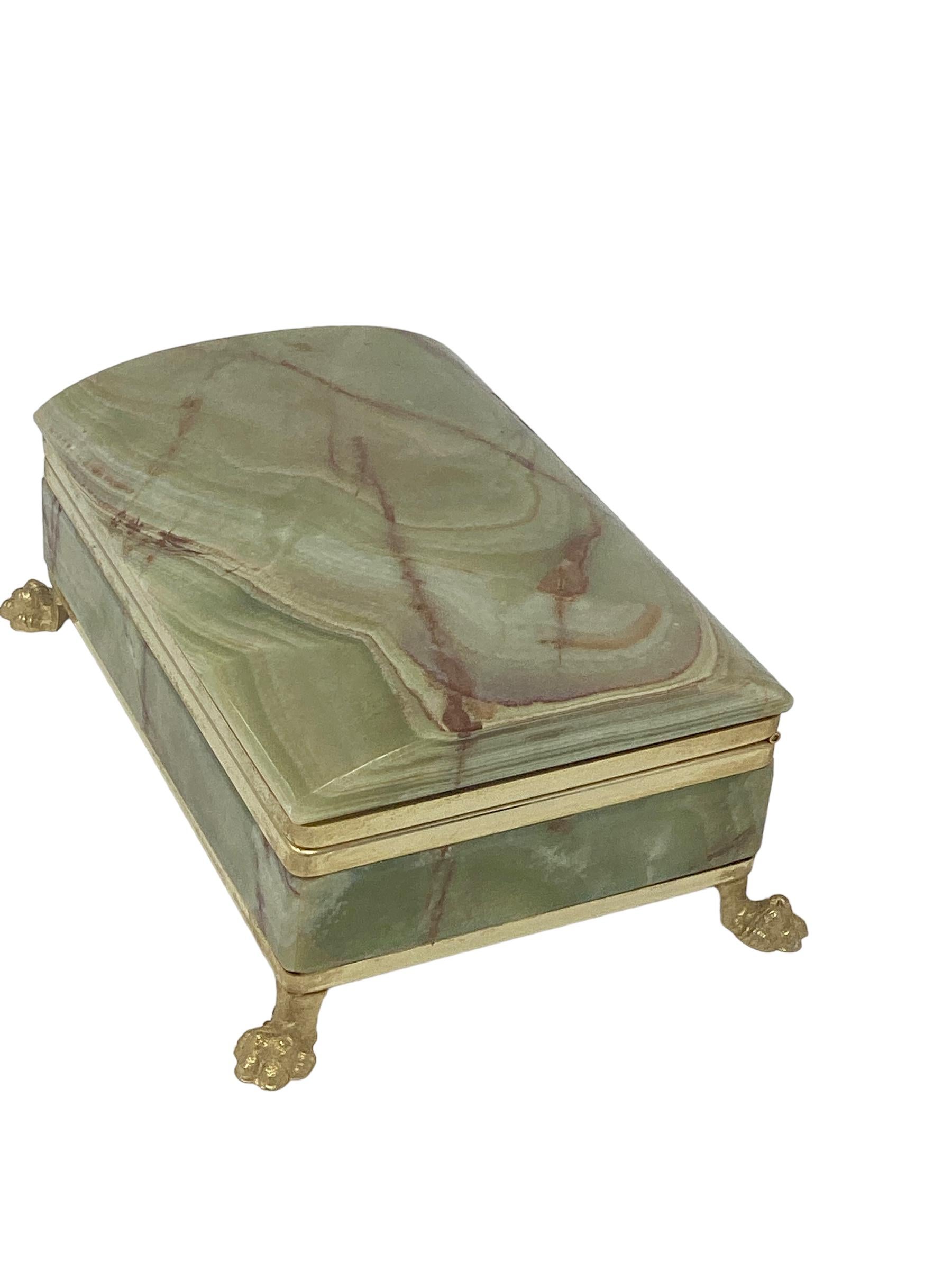 Bronze Boîte en onyx vert à couvercle en forme de dôme, montée sur bronze, avec pieds en forme de pattes  en vente