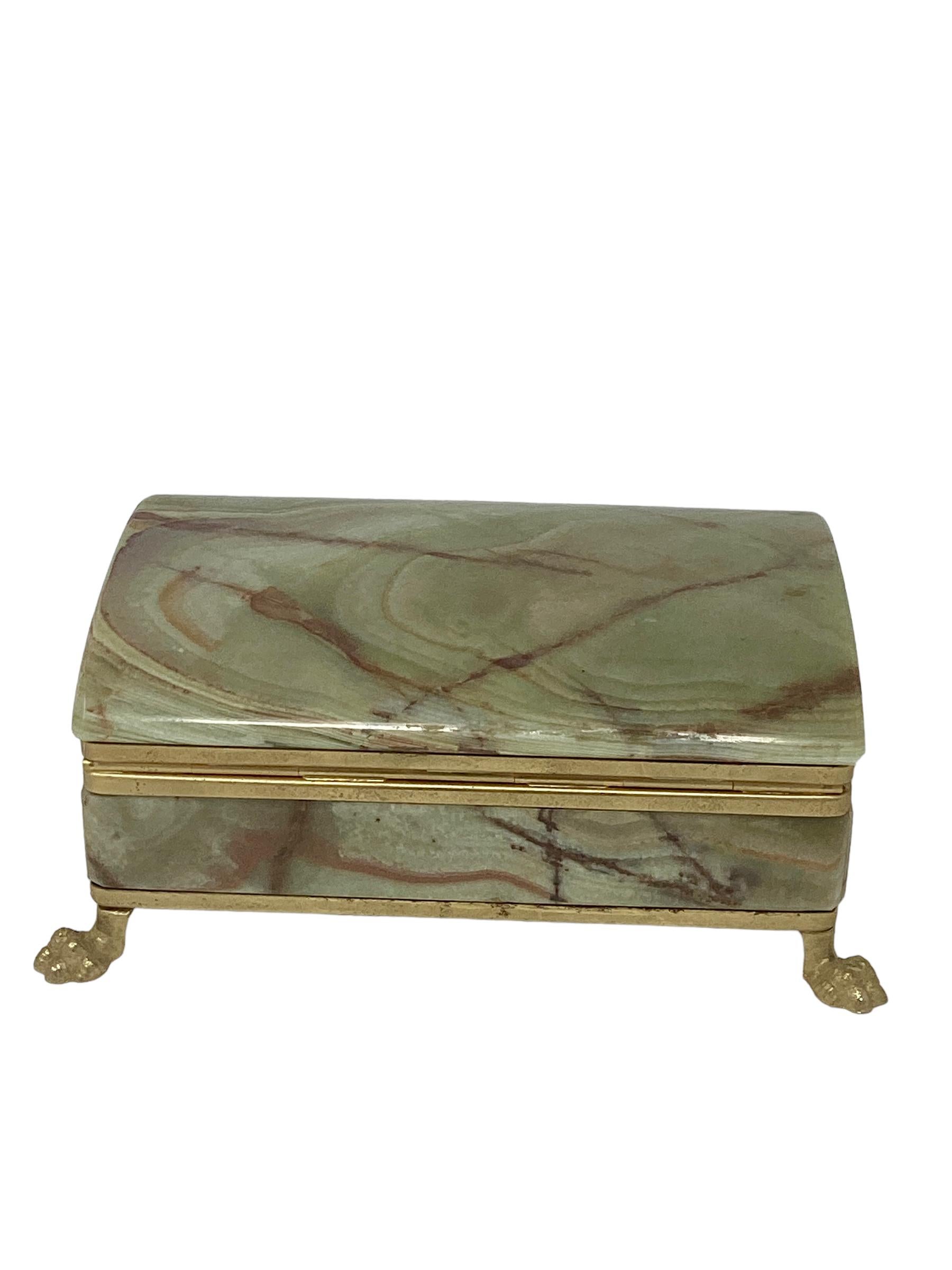 Boîte en onyx vert à couvercle en forme de dôme, montée sur bronze, avec pieds en forme de pattes  en vente 1
