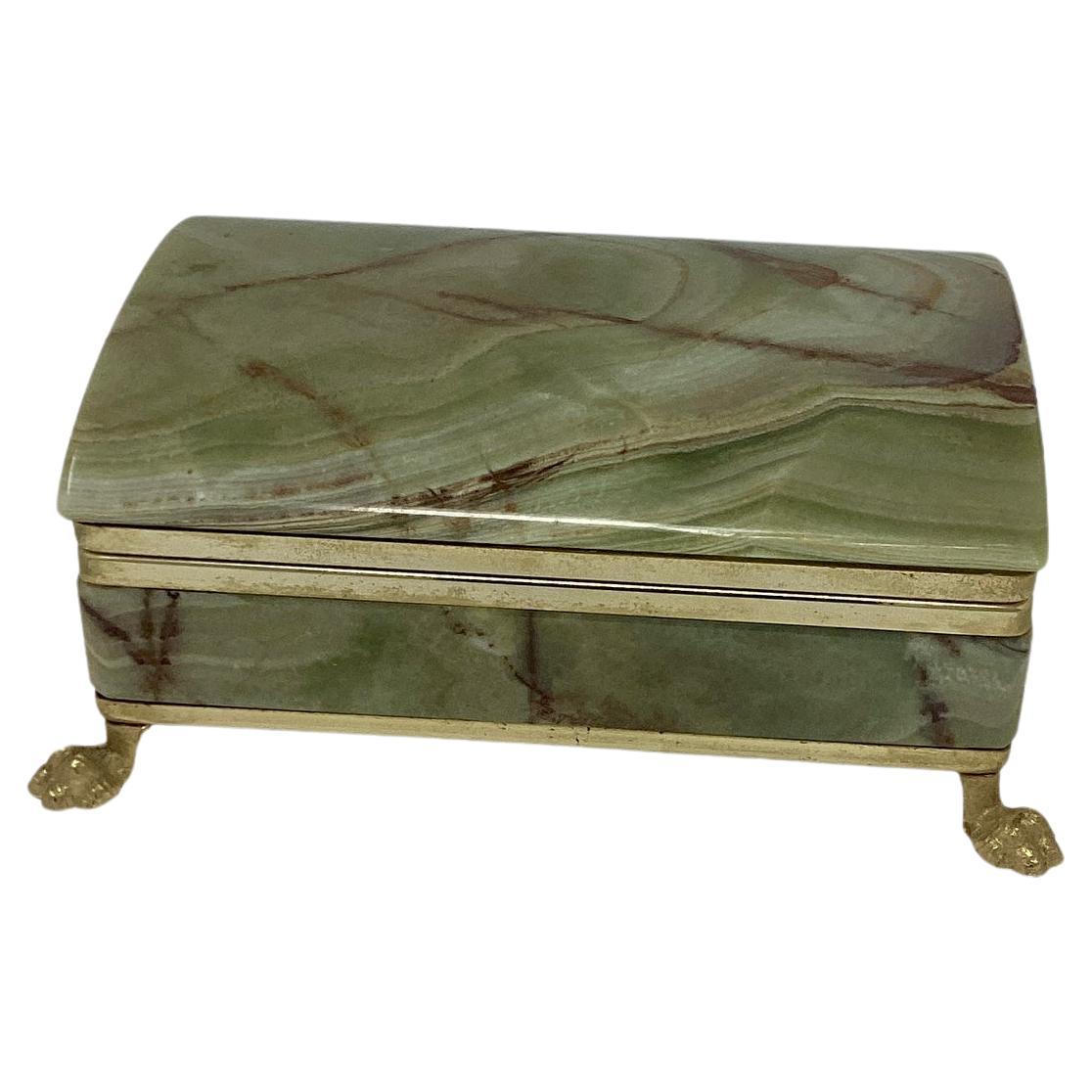 Boîte en onyx vert à couvercle en forme de dôme, montée sur bronze, avec pieds en forme de pattes  en vente