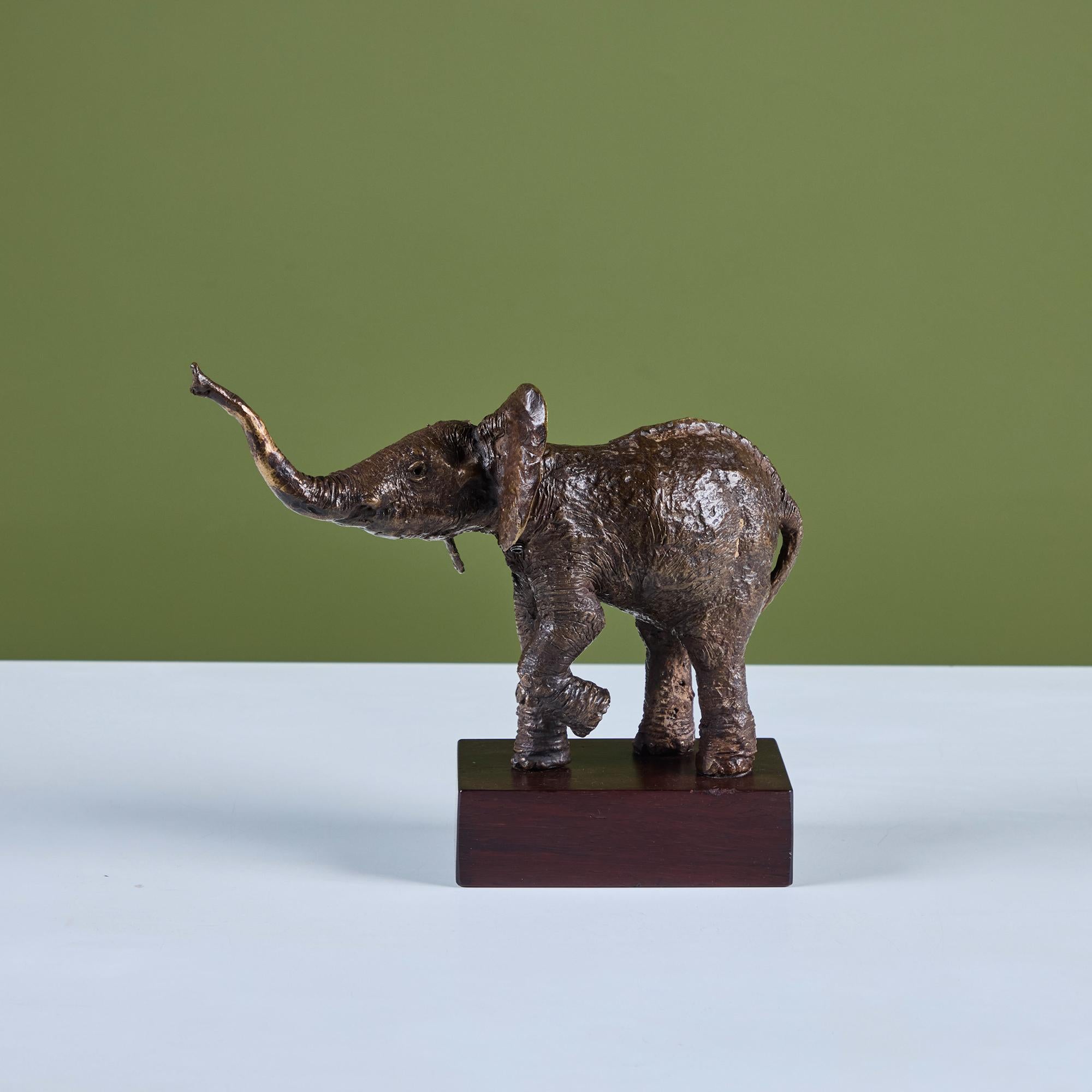 Scultura di elefante con proboscide in rilievo montata su una base di legno. Il quale presenta un'usura coerente con l'età e l'uso. 


Dimensioni
12