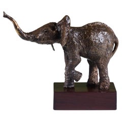 Scultura di elefante montata in bronzo
