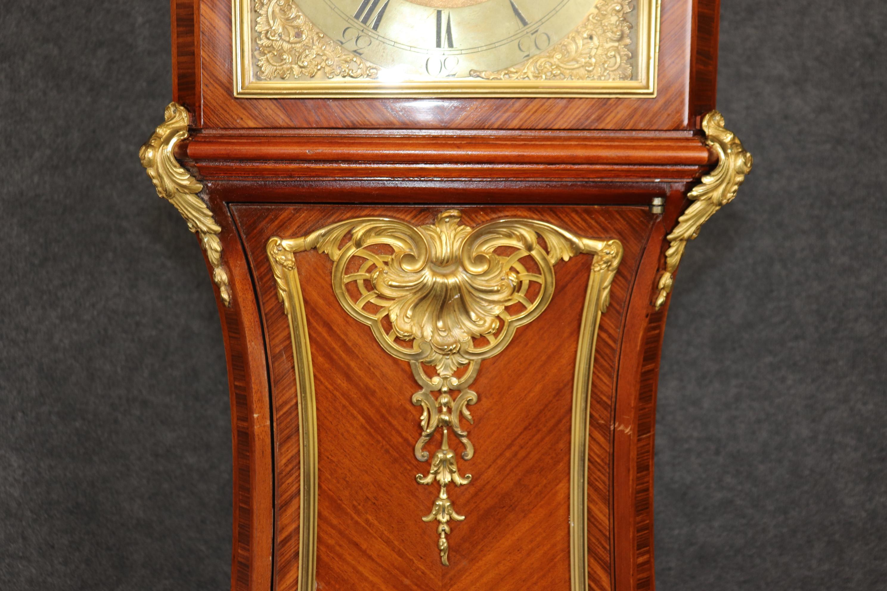 Horloge de grand-père Louis XV de la Maison Forest en bois de rose montée sur bronze 4