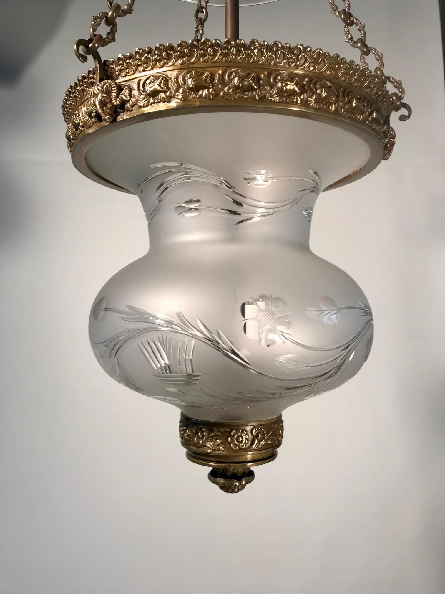 Montiert, mattiert, aus Bronze  Glockenglas-Laterne mit Handschliff  im Zustand „Gut“ im Angebot in Montreal, QC