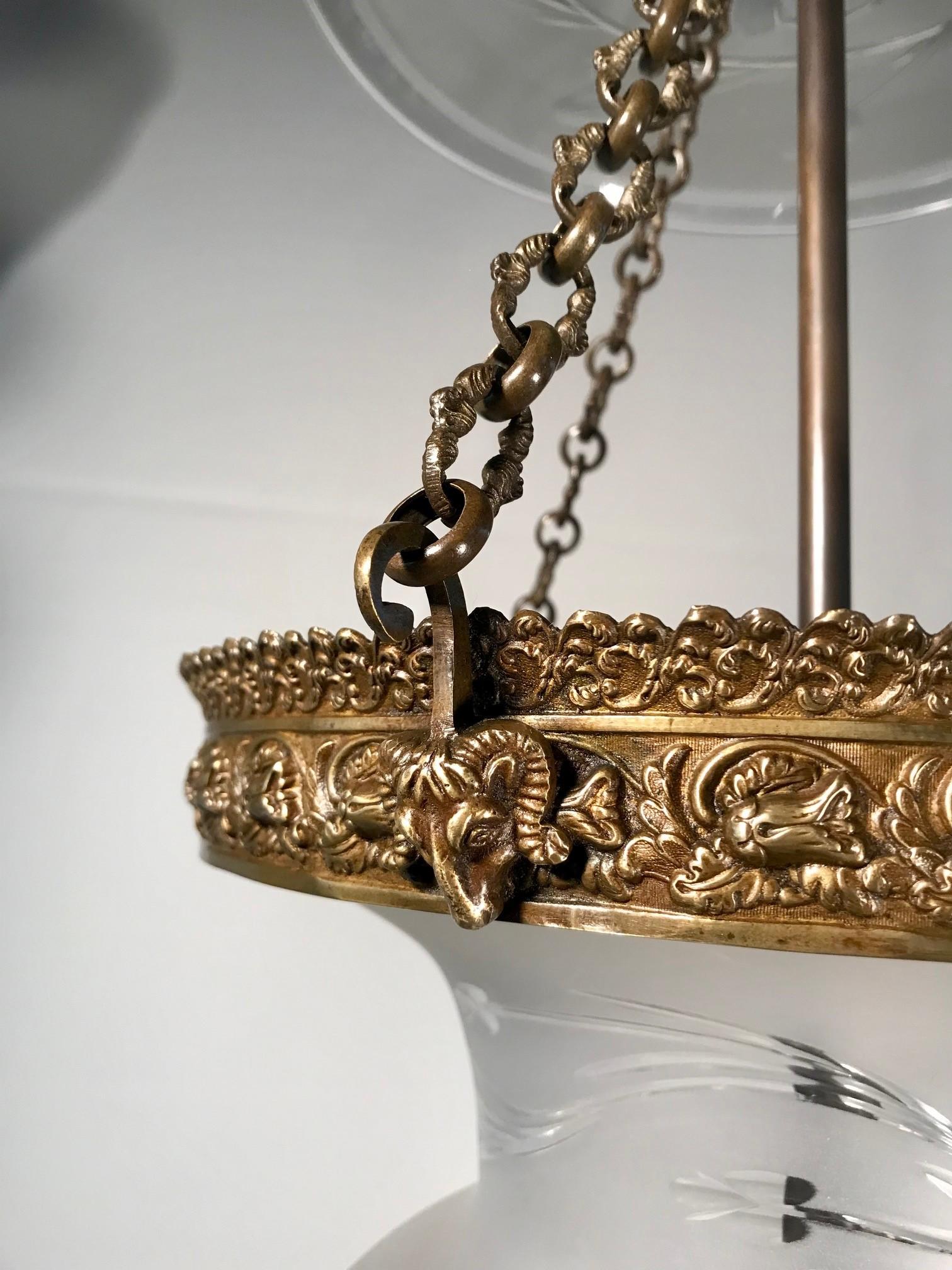 Montiert, mattiert, aus Bronze  Glockenglas-Laterne mit Handschliff  (Messing) im Angebot