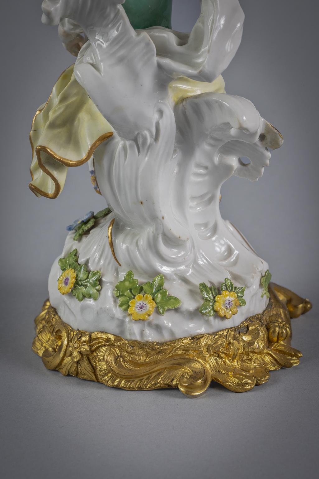 Figure en porcelaine allemande montée sur bronze d'une femme avec un chien, Meissen, datant d'environ 1750 Bon état - En vente à New York, NY