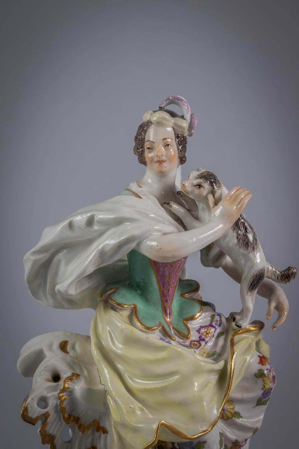 Bronzemontierte deutsche Porzellanfigur einer Dame mit Hund, Meißen, um 1750 im Zustand „Gut“ im Angebot in New York, NY