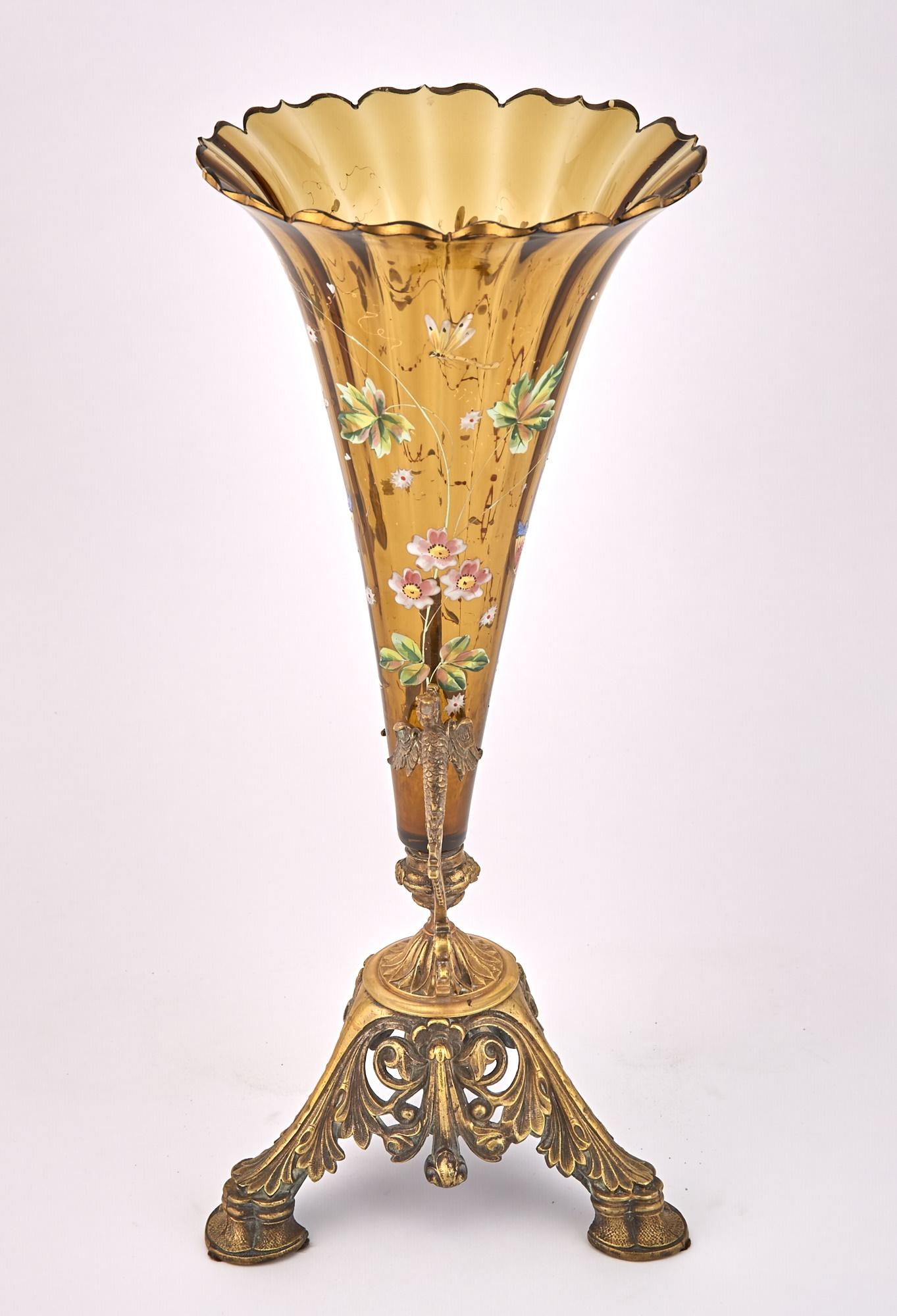 Transportez-vous dans l'opulence du milieu du 19e siècle avec notre exquis vase décoratif en verre d'art émaillé français. Cette pièce captivante allie harmonieusement l'art et l'artisanat, ce qui en fait un ajout remarquable à toute