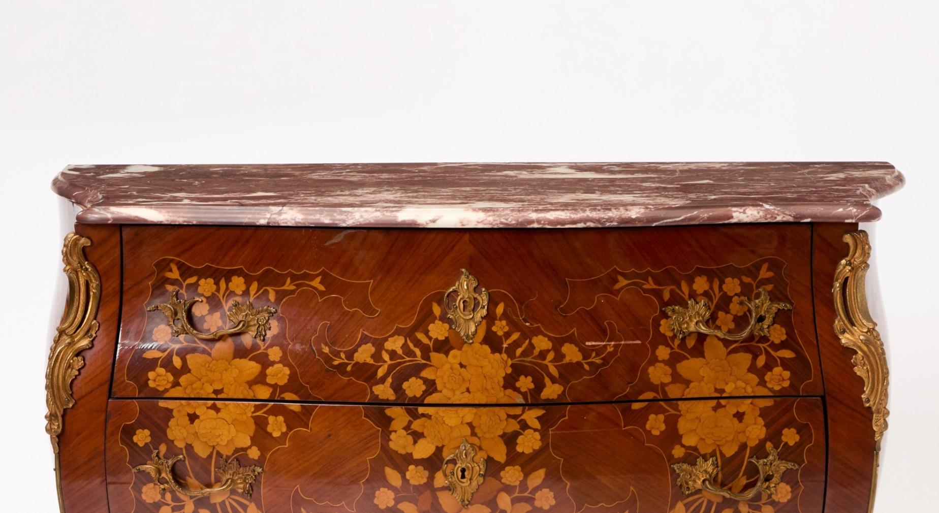 Commodo decorato con intarsi in legno di Re in stile Luigi XVI, montato in bronzo in vendita 3
