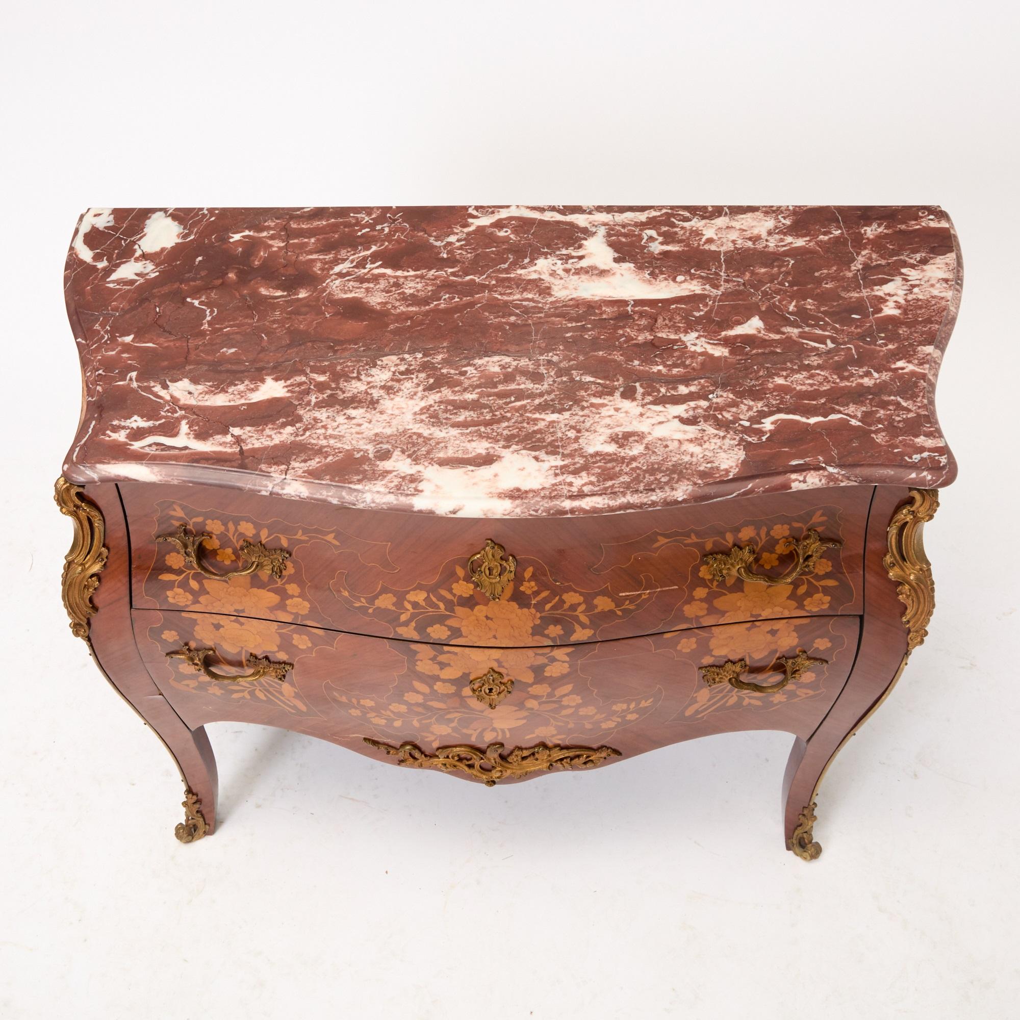 Italiano Commodo decorato con intarsi in legno di Re in stile Luigi XVI, montato in bronzo in vendita