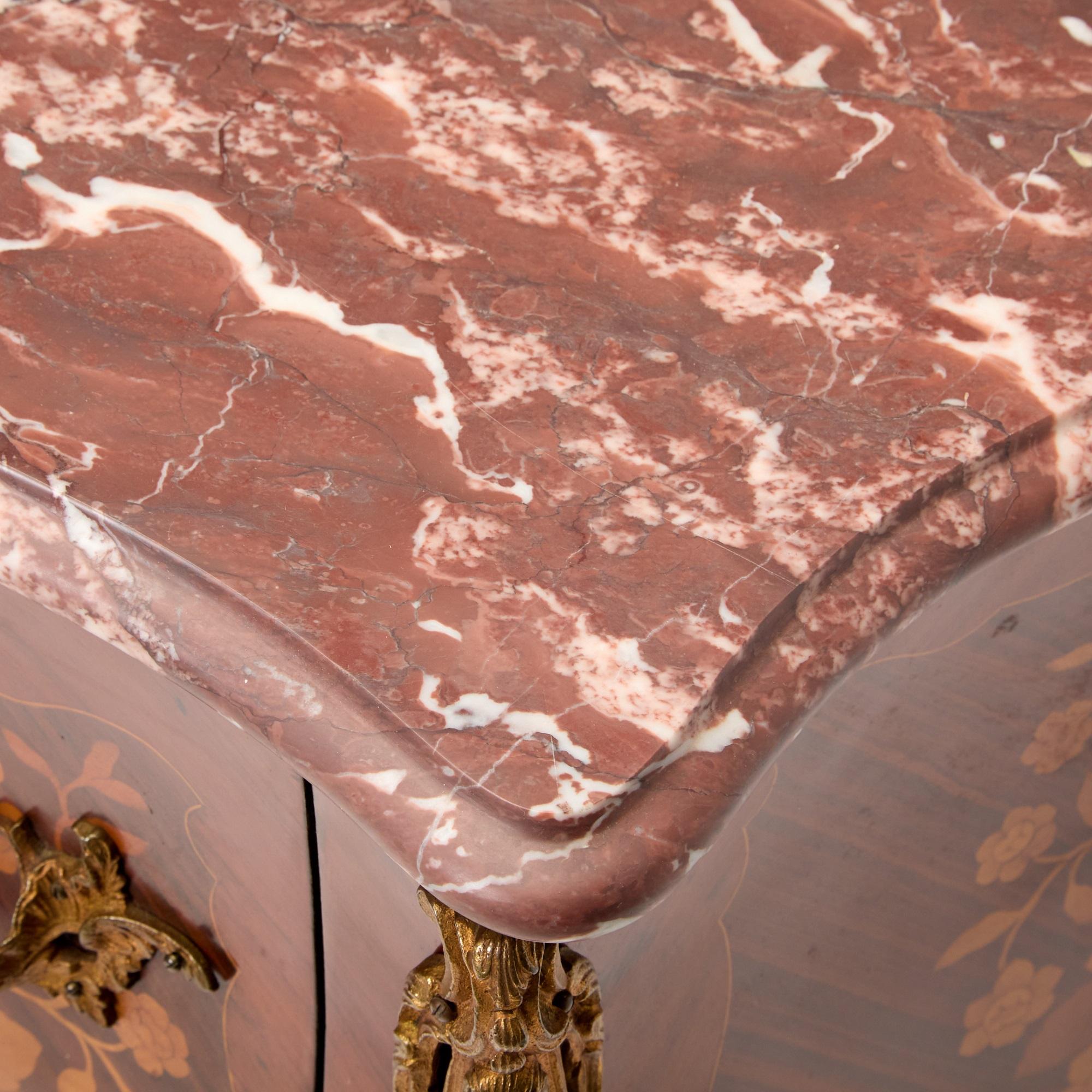 Intagliato a mano Commodo decorato con intarsi in legno di Re in stile Luigi XVI, montato in bronzo in vendita