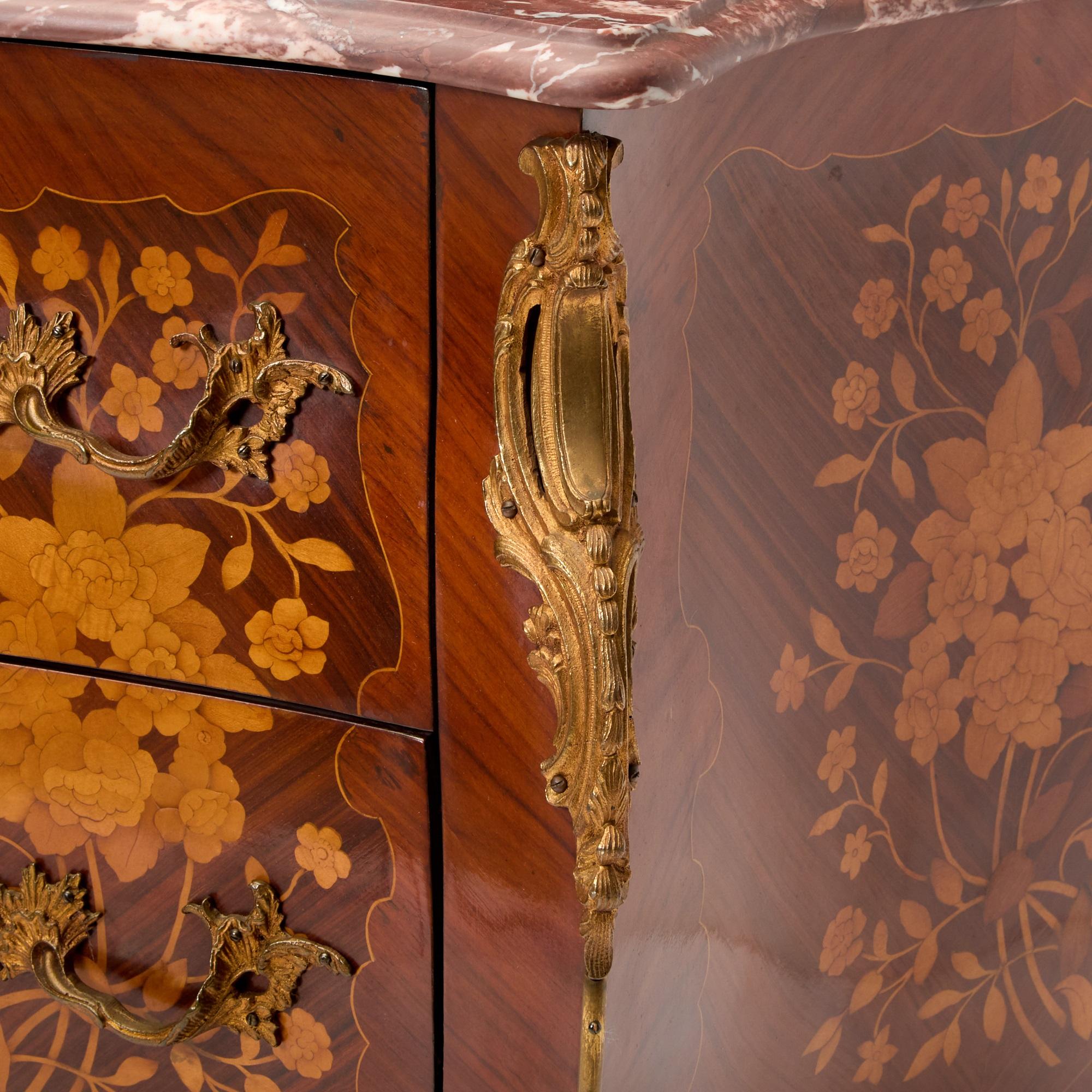 Commodo decorato con intarsi in legno di Re in stile Luigi XVI, montato in bronzo In condizioni buone in vendita a Tarry Town, NY