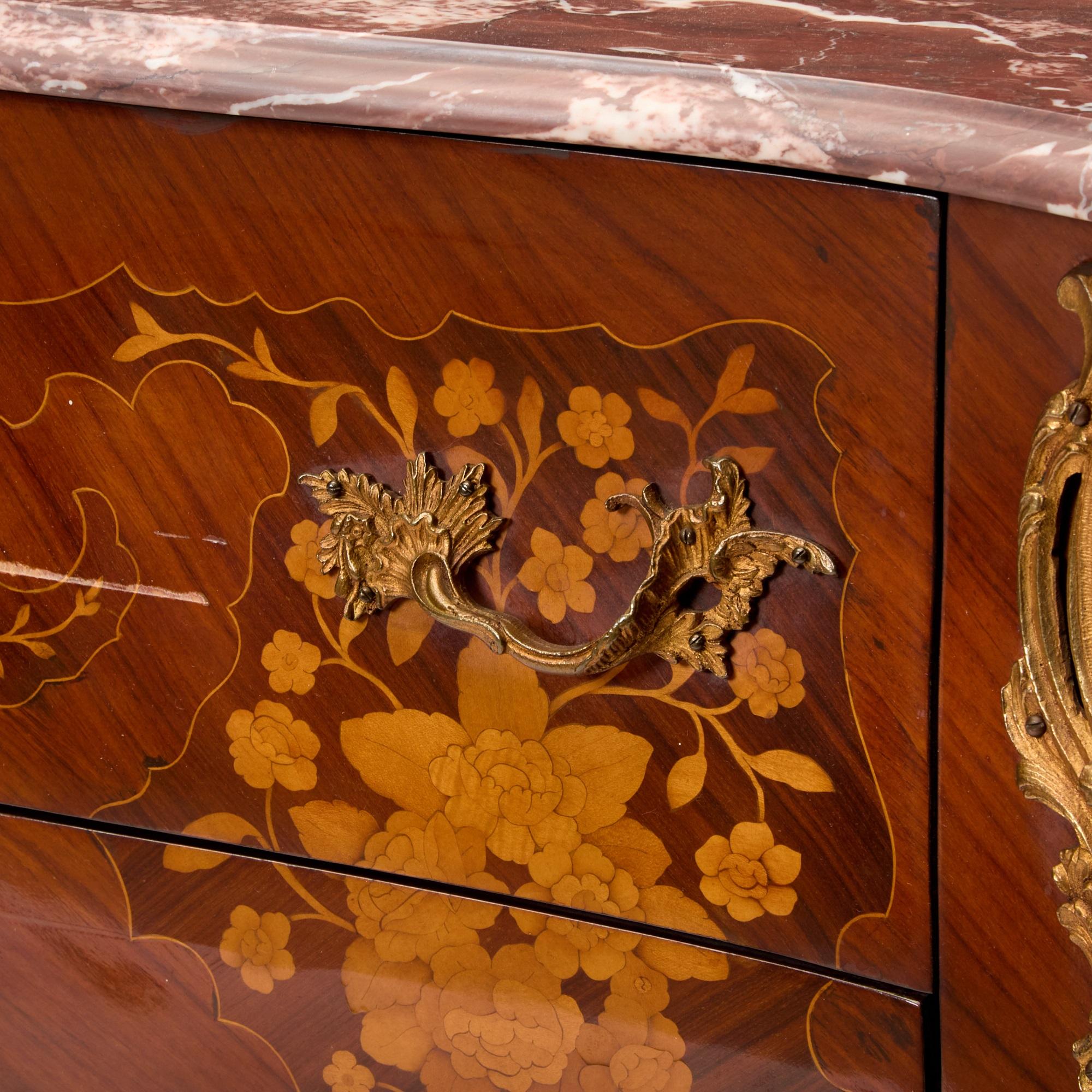 Metà XIX secolo Commodo decorato con intarsi in legno di Re in stile Luigi XVI, montato in bronzo in vendita