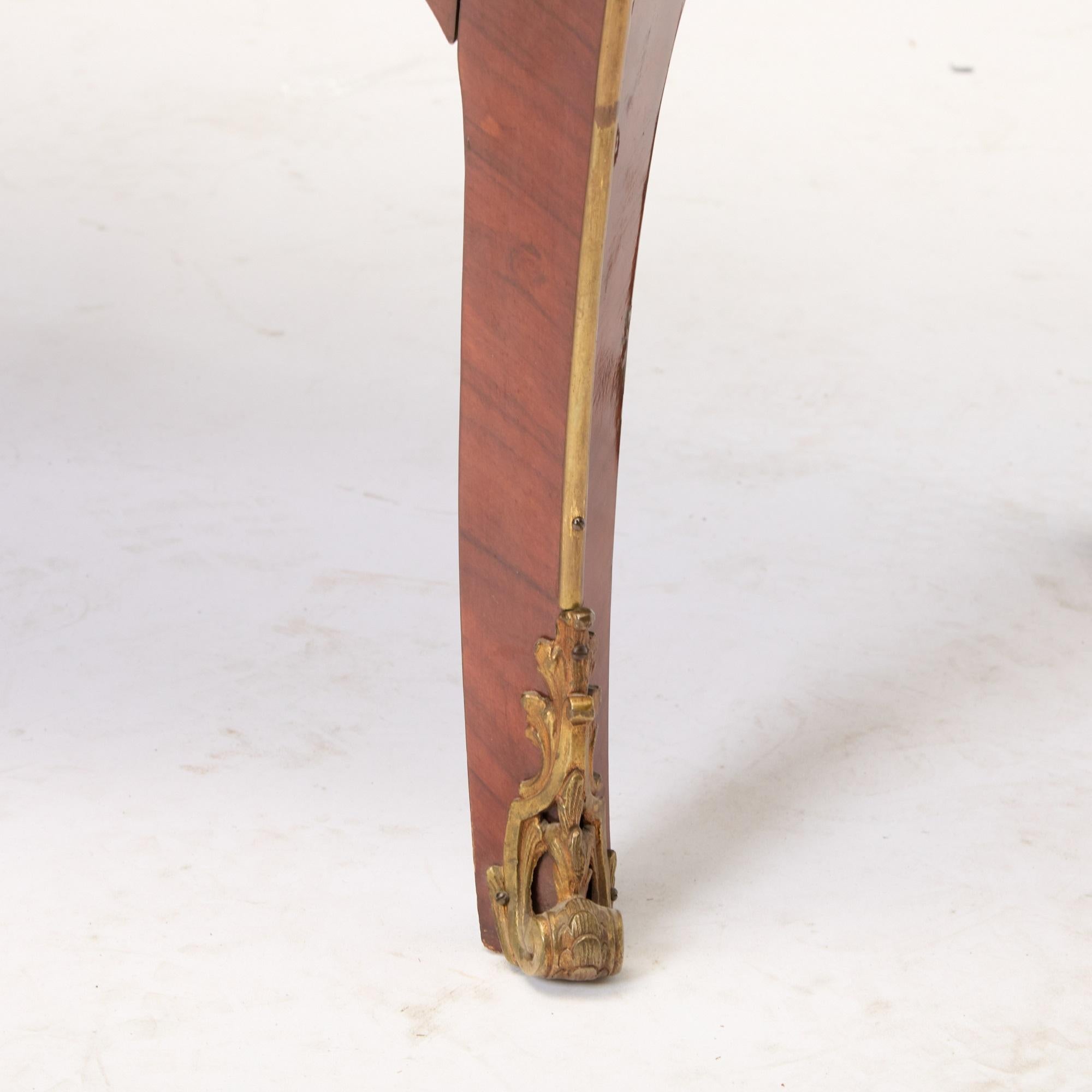 Bronzo Commodo decorato con intarsi in legno di Re in stile Luigi XVI, montato in bronzo in vendita