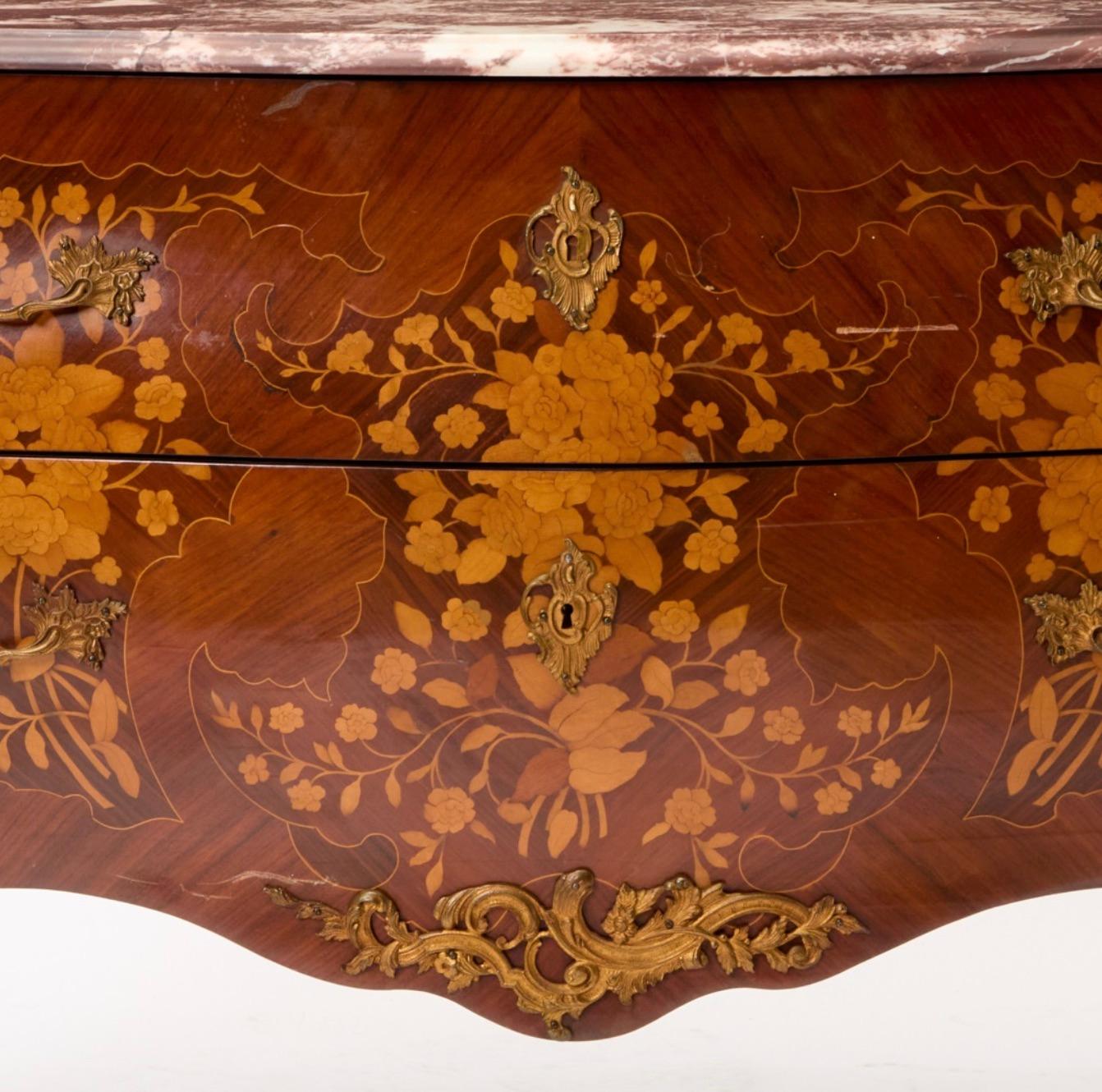 Commodo decorato con intarsi in legno di Re in stile Luigi XVI, montato in bronzo in vendita 1