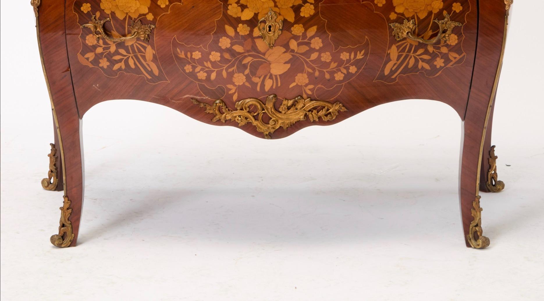 Commodo decorato con intarsi in legno di Re in stile Luigi XVI, montato in bronzo in vendita 2