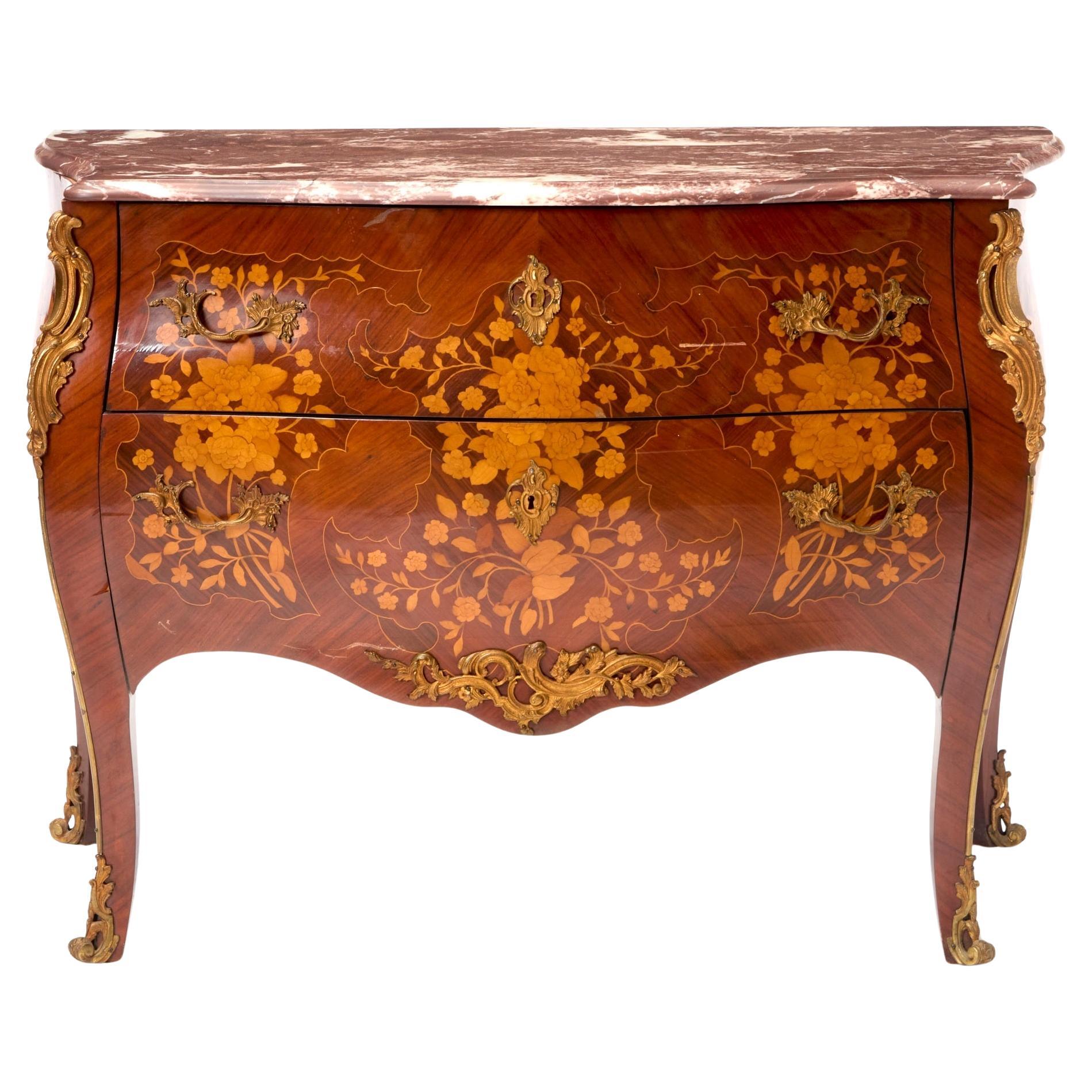 Commodo decorato con intarsi in legno di Re in stile Luigi XVI, montato in bronzo