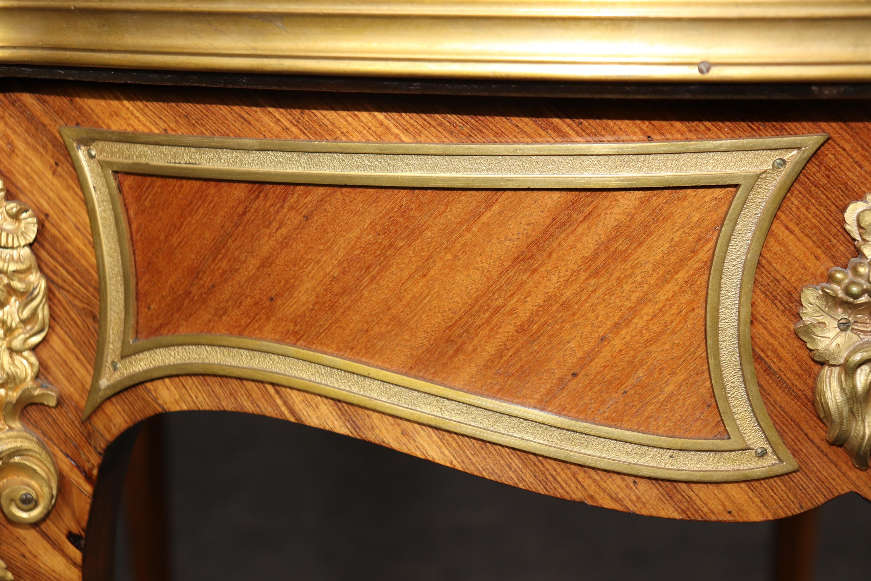 Mesa de centro francesa Luis XV con tapa de mármol montada en bronce Atribuida a Edward Millet en venta 4