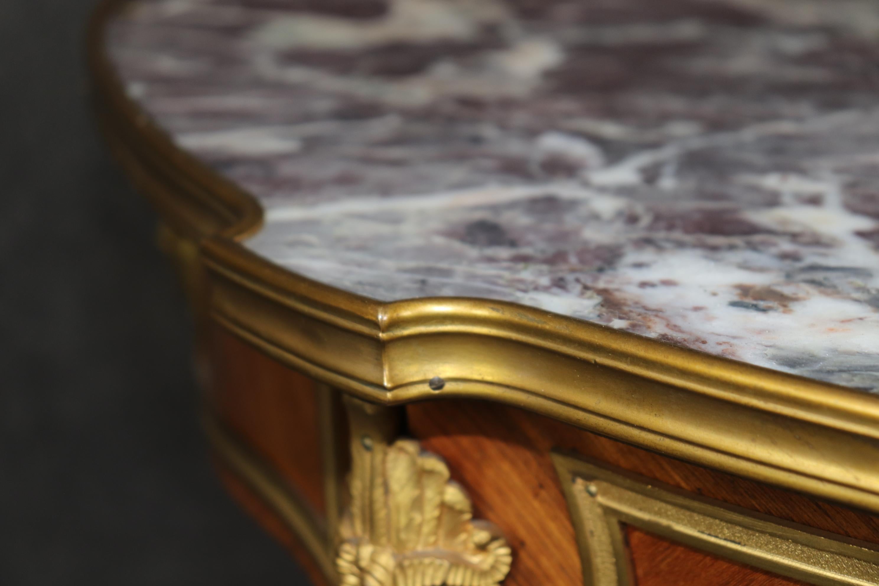 Mesa de centro francesa Luis XV con tapa de mármol montada en bronce Atribuida a Edward Millet en venta 5
