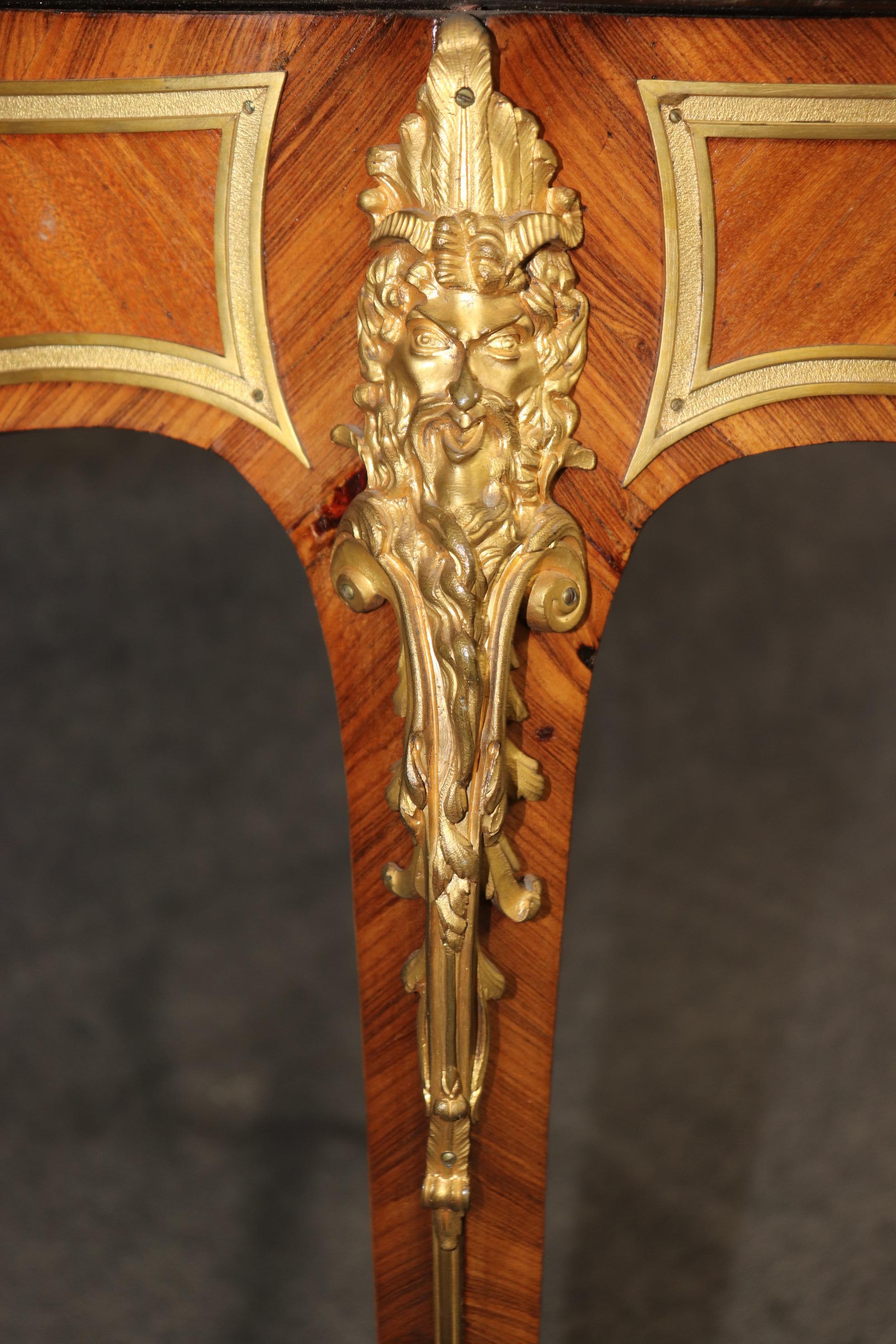 Mesa de centro francesa Luis XV con tapa de mármol montada en bronce Atribuida a Edward Millet en venta 6