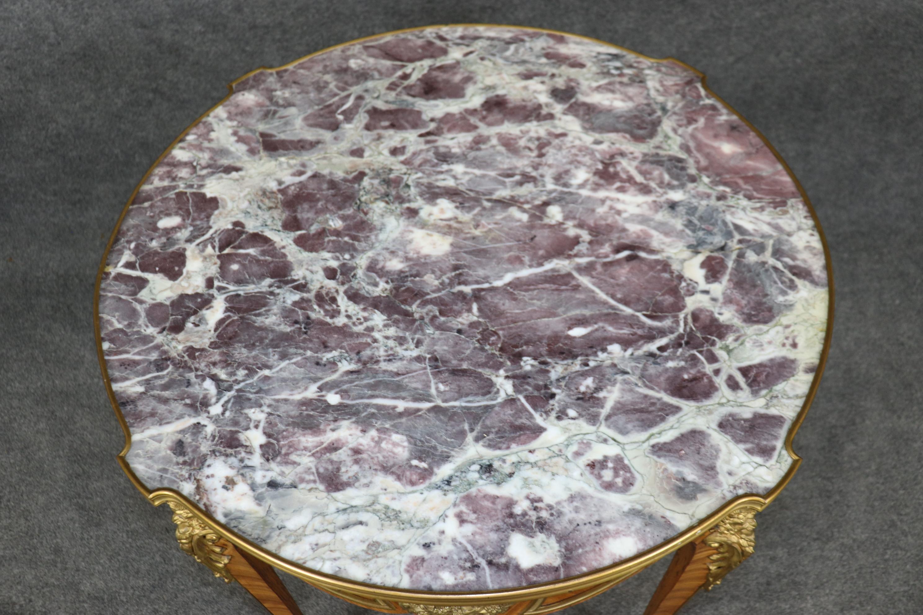 Se trata de una impresionante mesa central con un fantástico tablero de mármol lavanda y blanco incrustado y magníficas monturas de bronce Dore' por todas partes. La mesa está en buen estado, con mínimas señales de antigüedad y desgaste, y los
