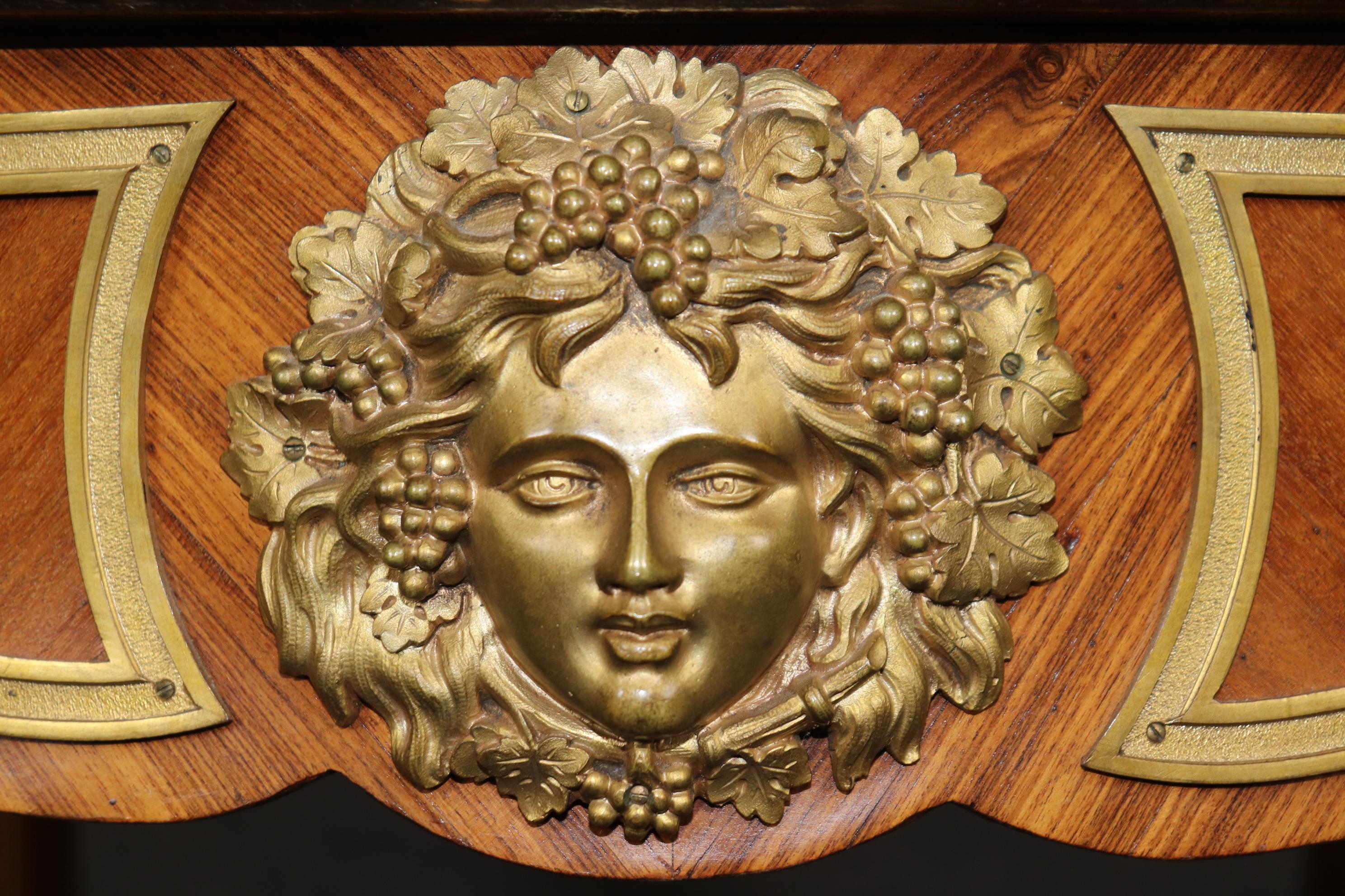 Mesa de centro francesa Luis XV con tapa de mármol montada en bronce Atribuida a Edward Millet Francés en venta